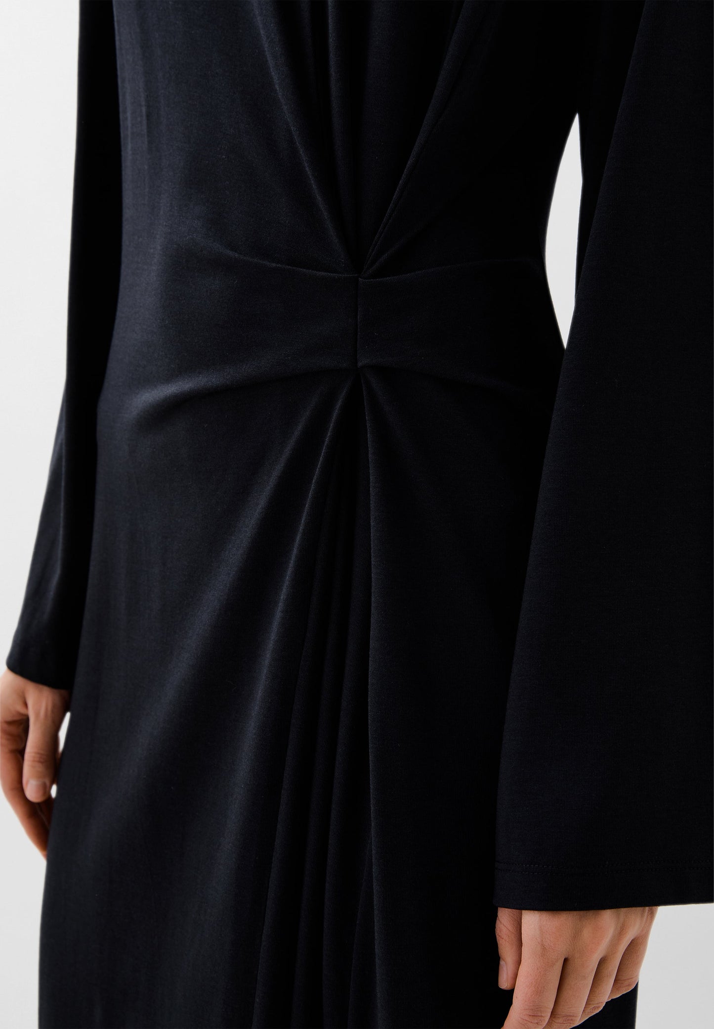 FLOWING DRESS WITH KNOT DETAIL