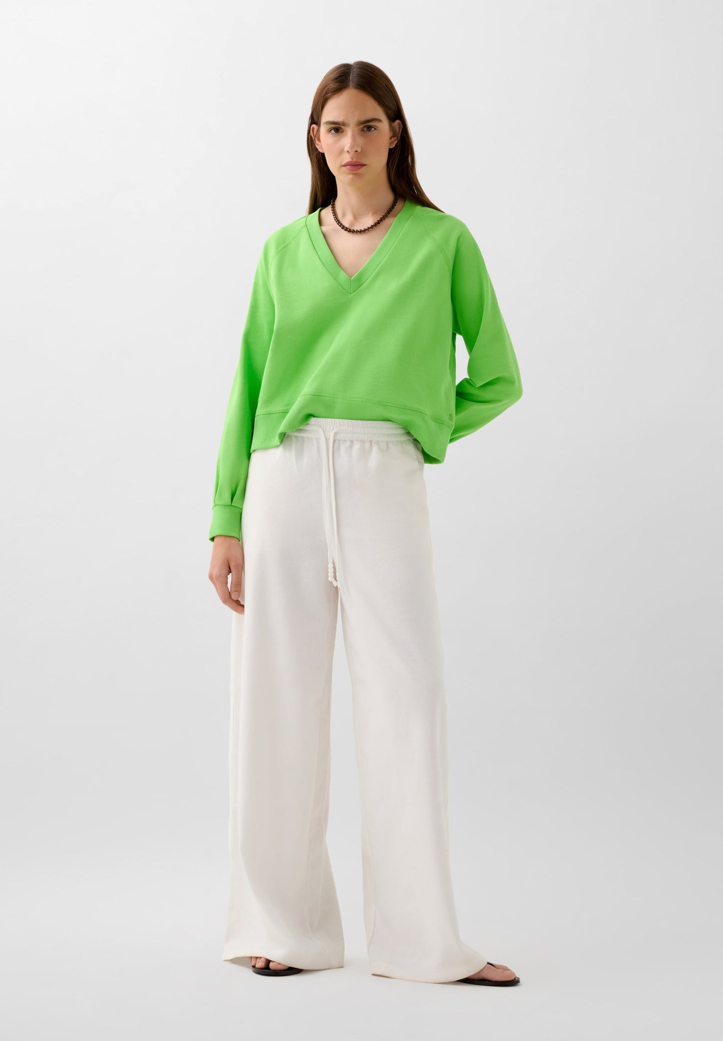 BASIC V-NECK SWEATSHIRT