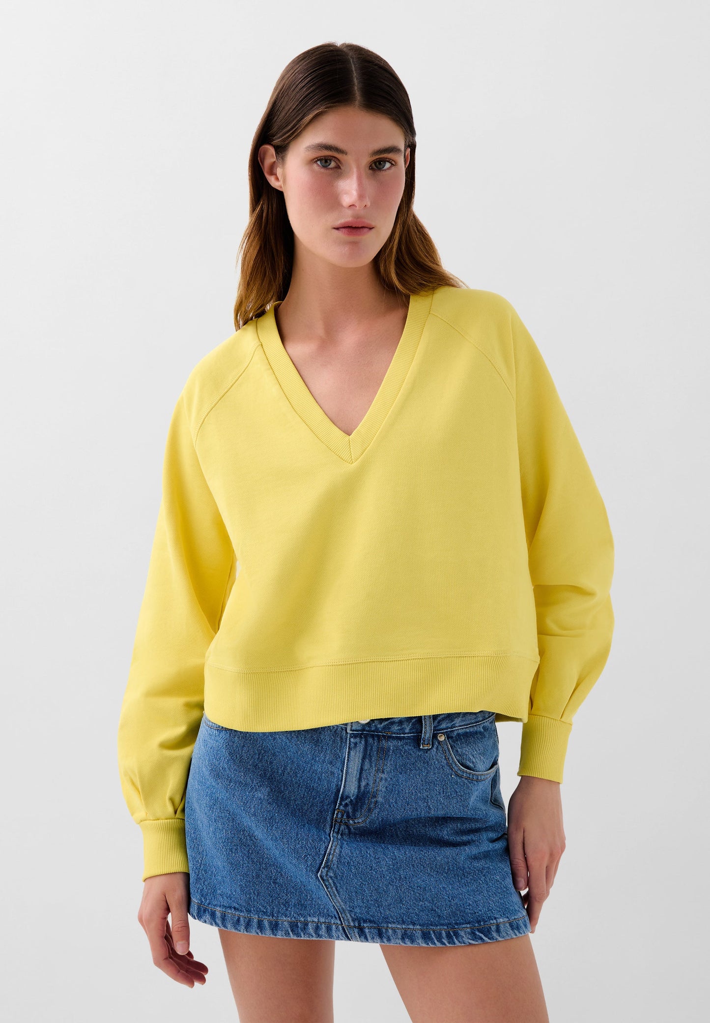 BASIC V-NECK SWEATSHIRT