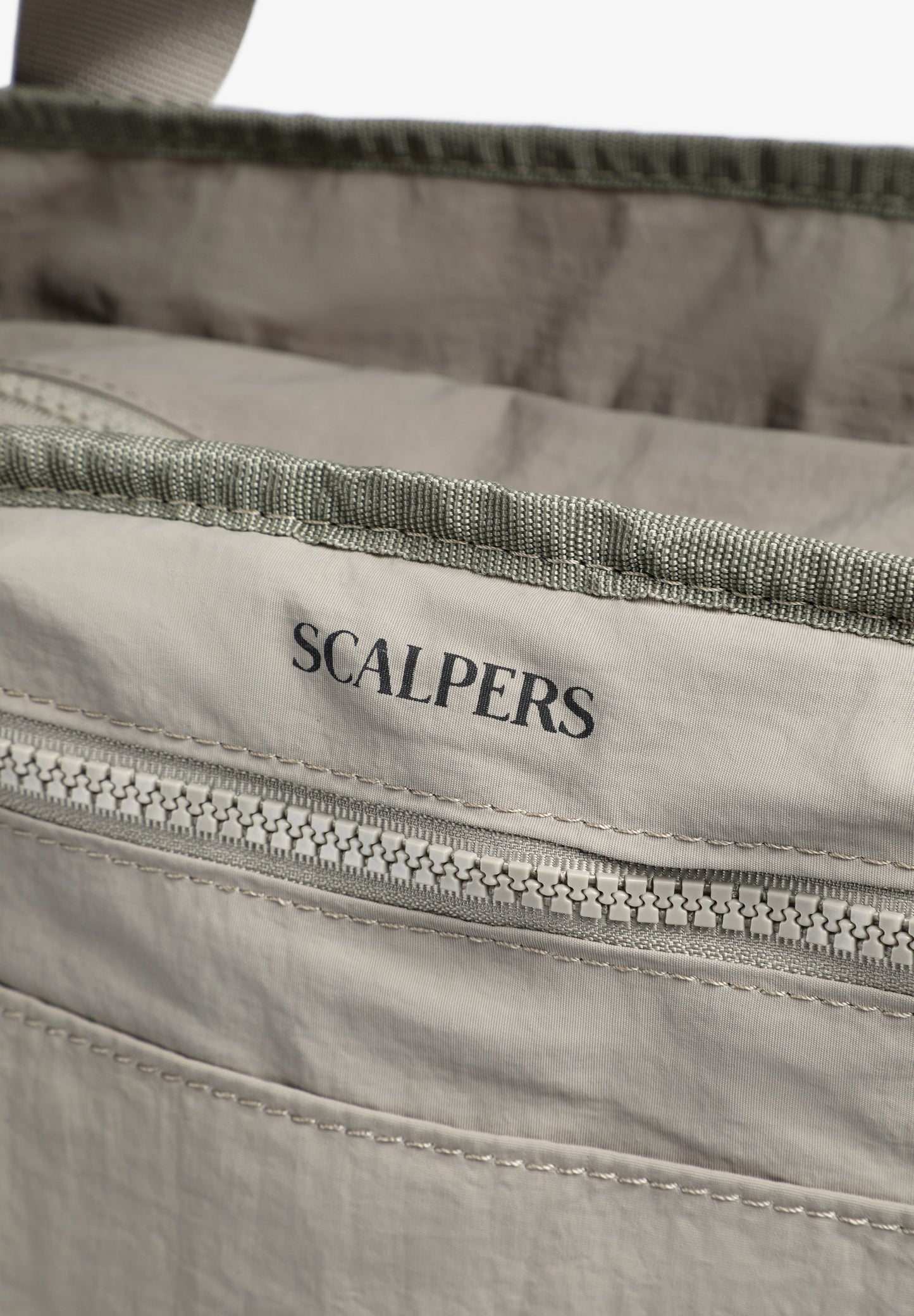 BAG WITH ADJUSTABLE CONTRAST STRAPS