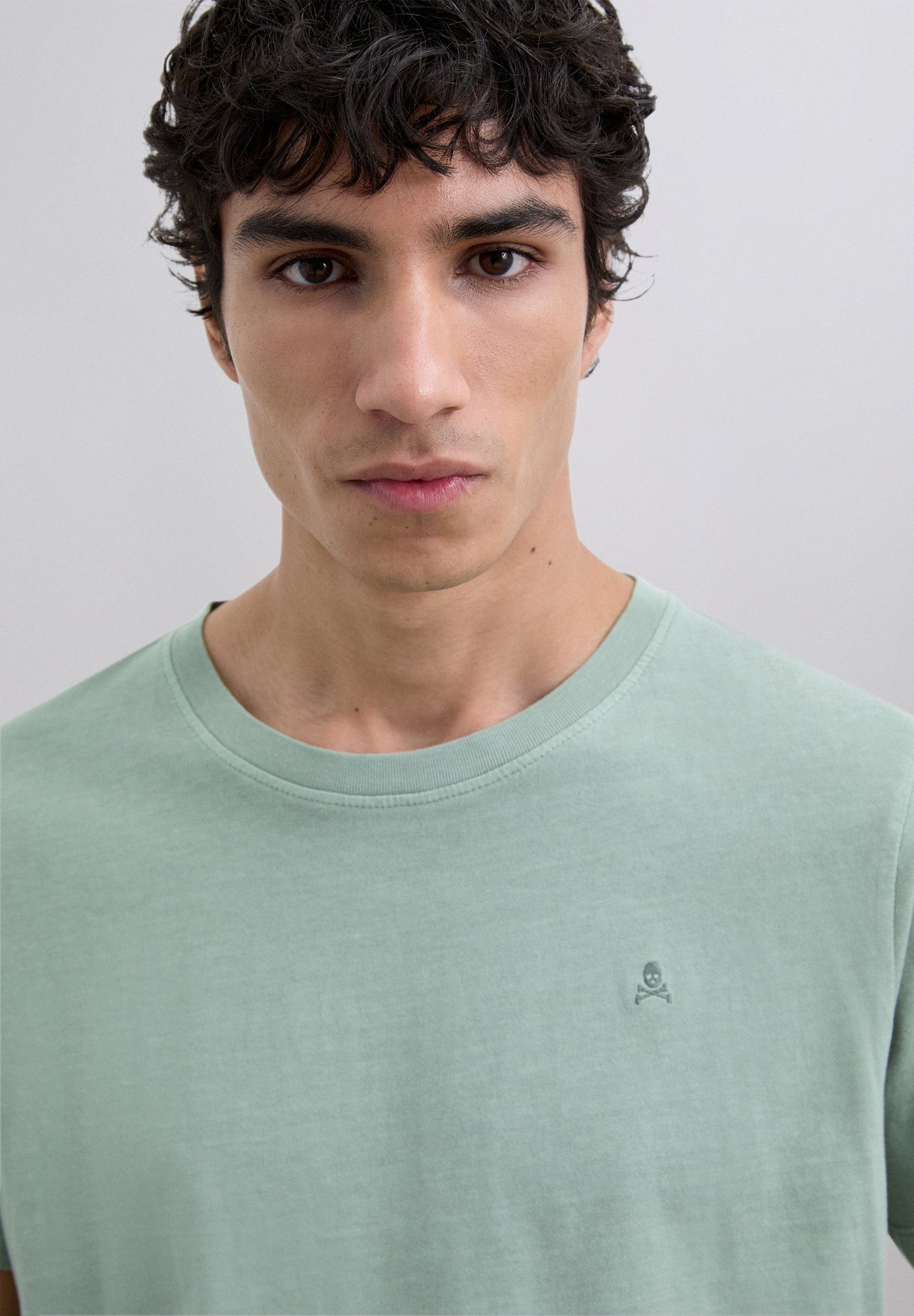 CAMISETA CALAVERA BORDADA TONO - Scalpers