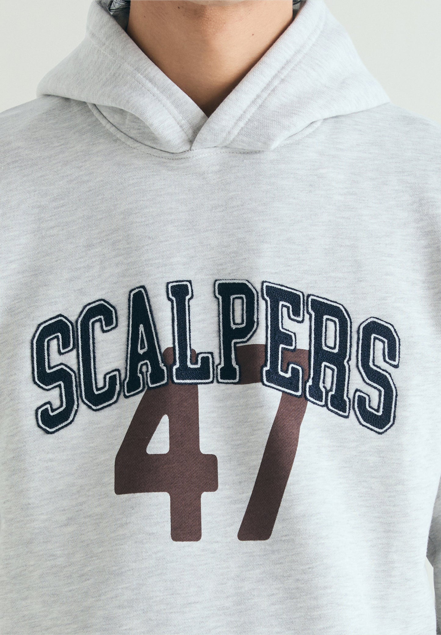 SUDADERA CON CAPUCHA VARSITY - Scalpers