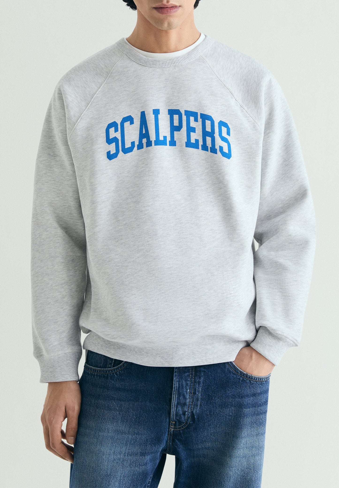 SUDADERA ESTAMPADA VARSITY - Scalpers