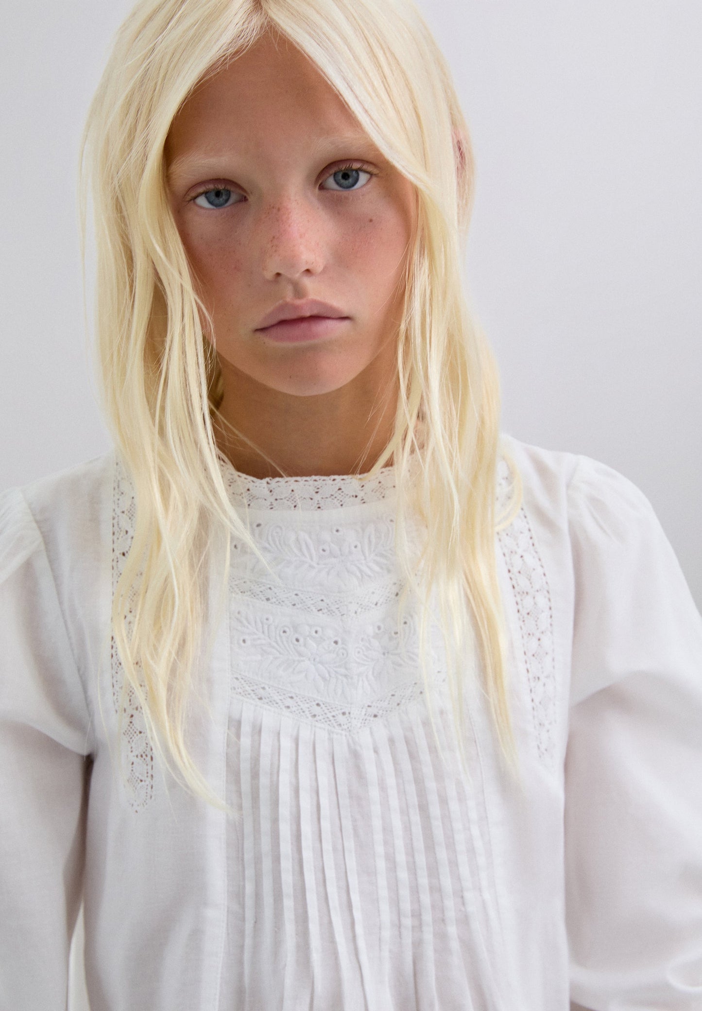 BLOUSE WITH LACE MOTIVES