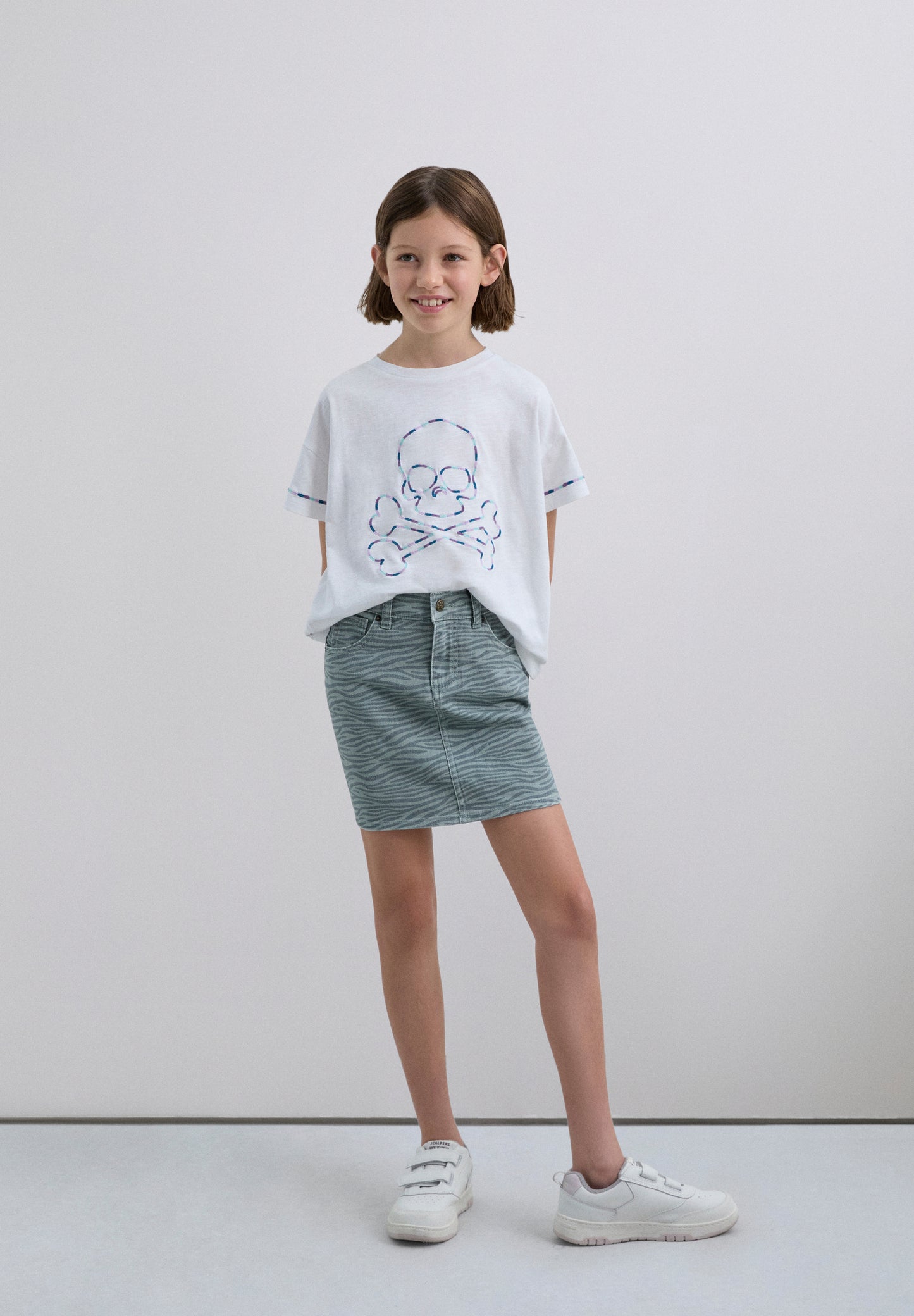 T-SHIRT WITH THREE-TONE EMBROIDERED SKULL