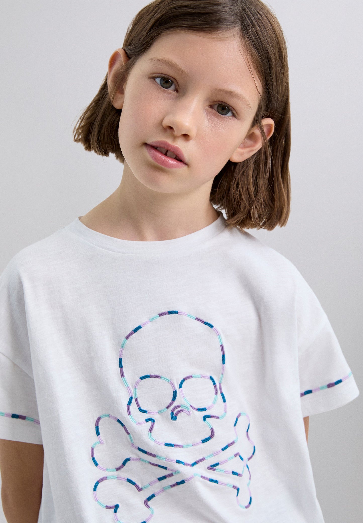 T-SHIRT WITH THREE-TONE EMBROIDERED SKULL
