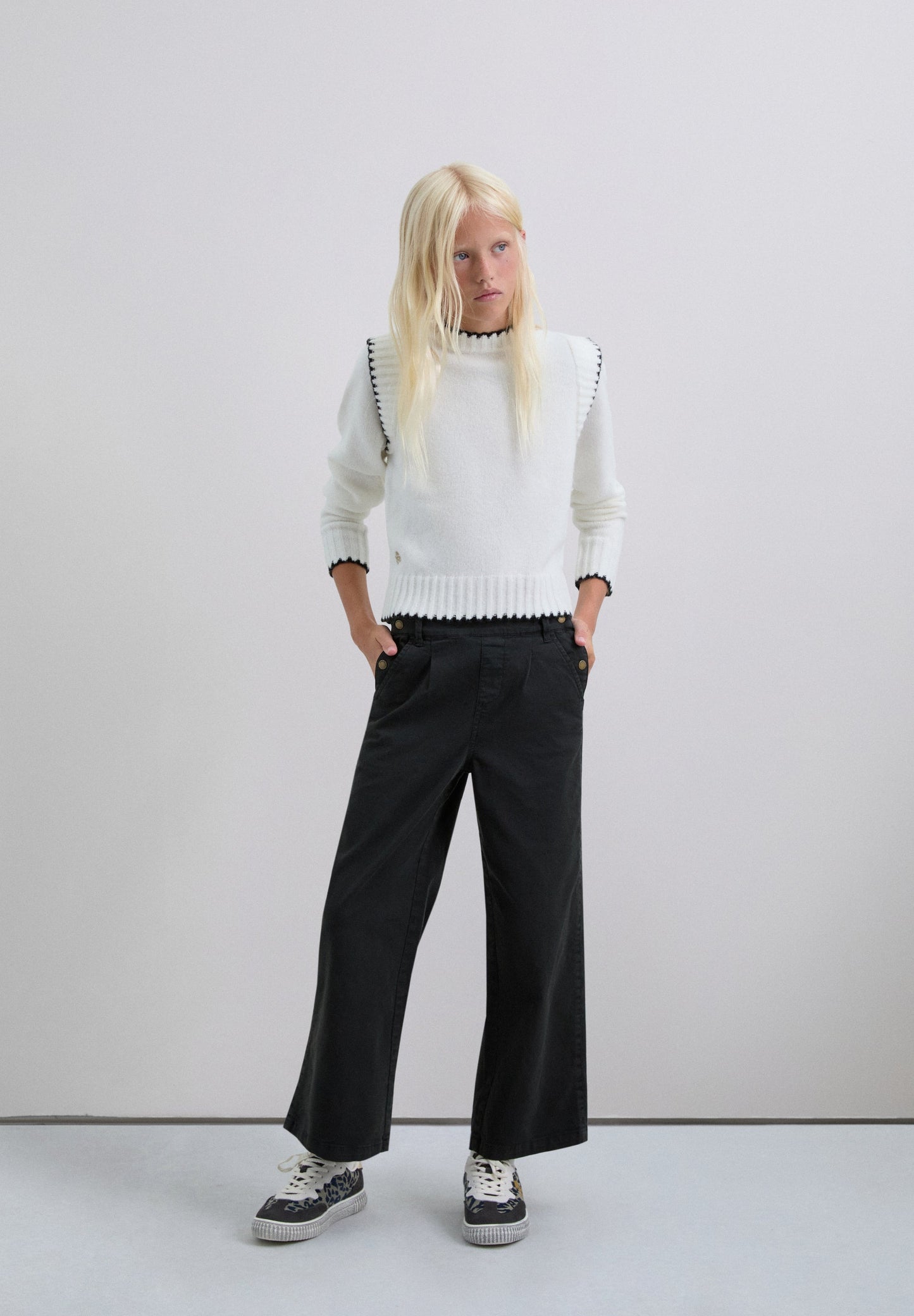 CONTRAST KNIT SWEATER