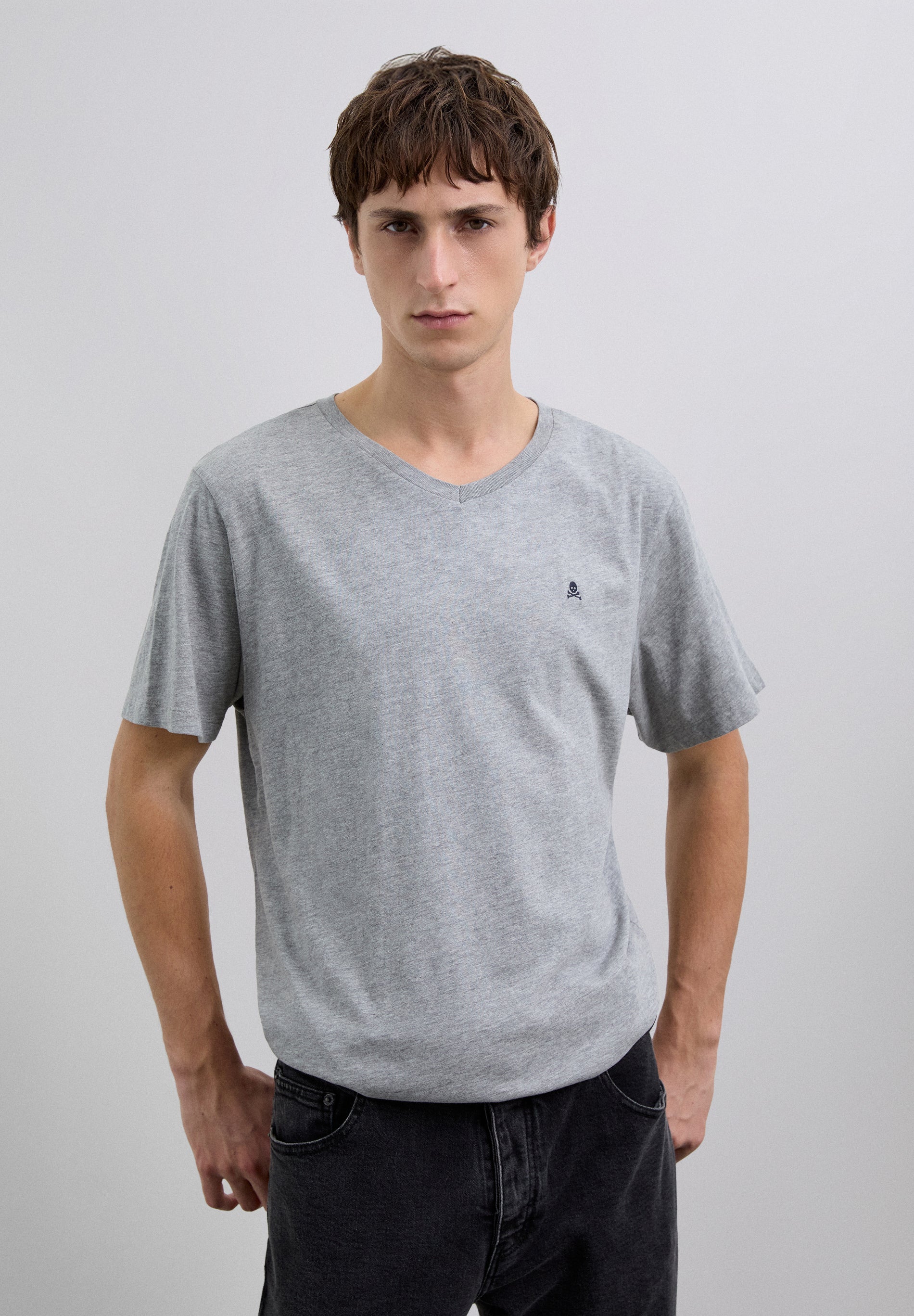 CAMISETA CALAVERA BORDADA TONO