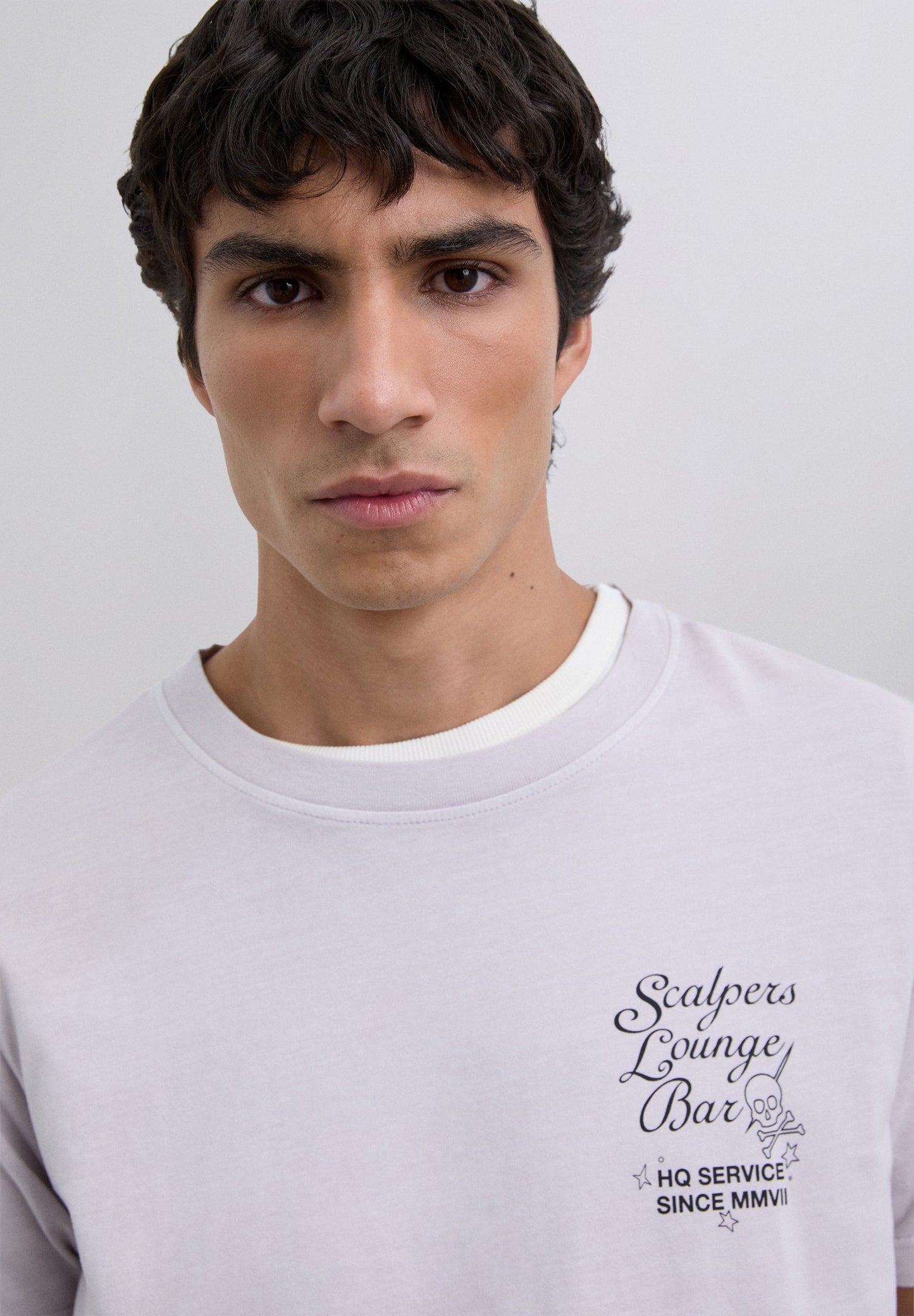 CAMISETA PRINT LOUNGE BAR - Scalpers