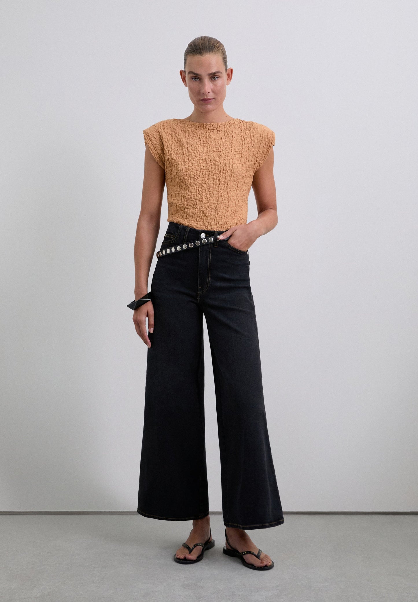 TEXTURED T-SHIRT