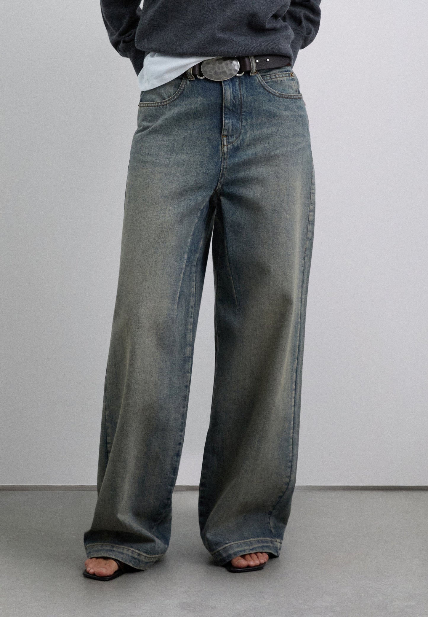FULL LENGTH HIGH-RISE JEANS