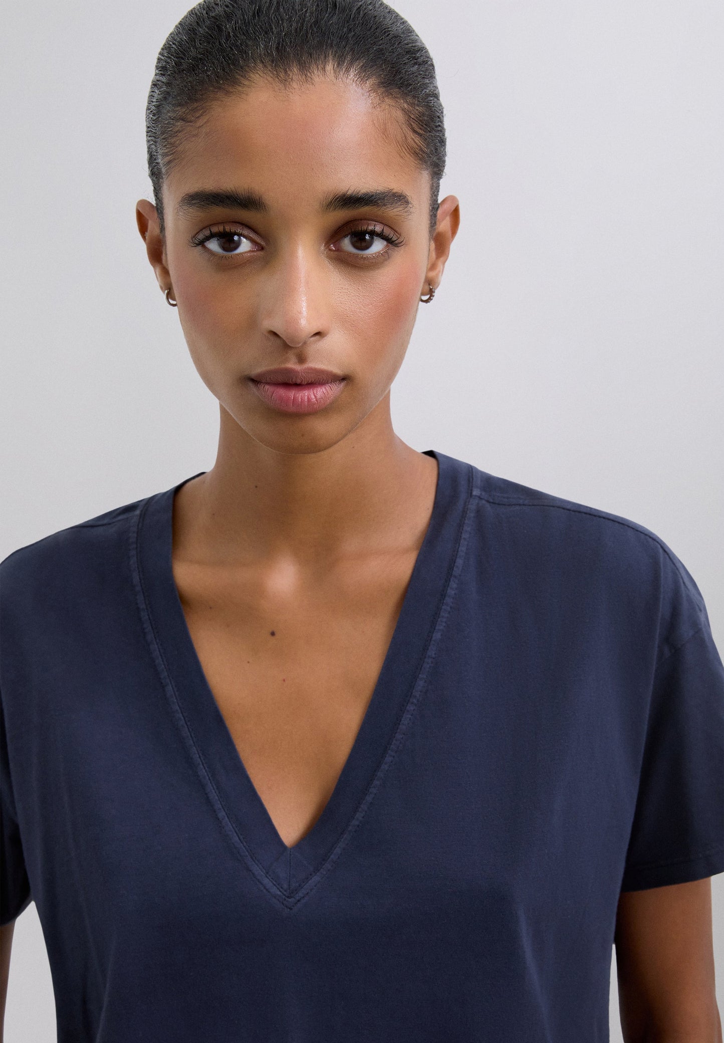 CAMISETA BÁSICA CUELLO PICO - Scalpers