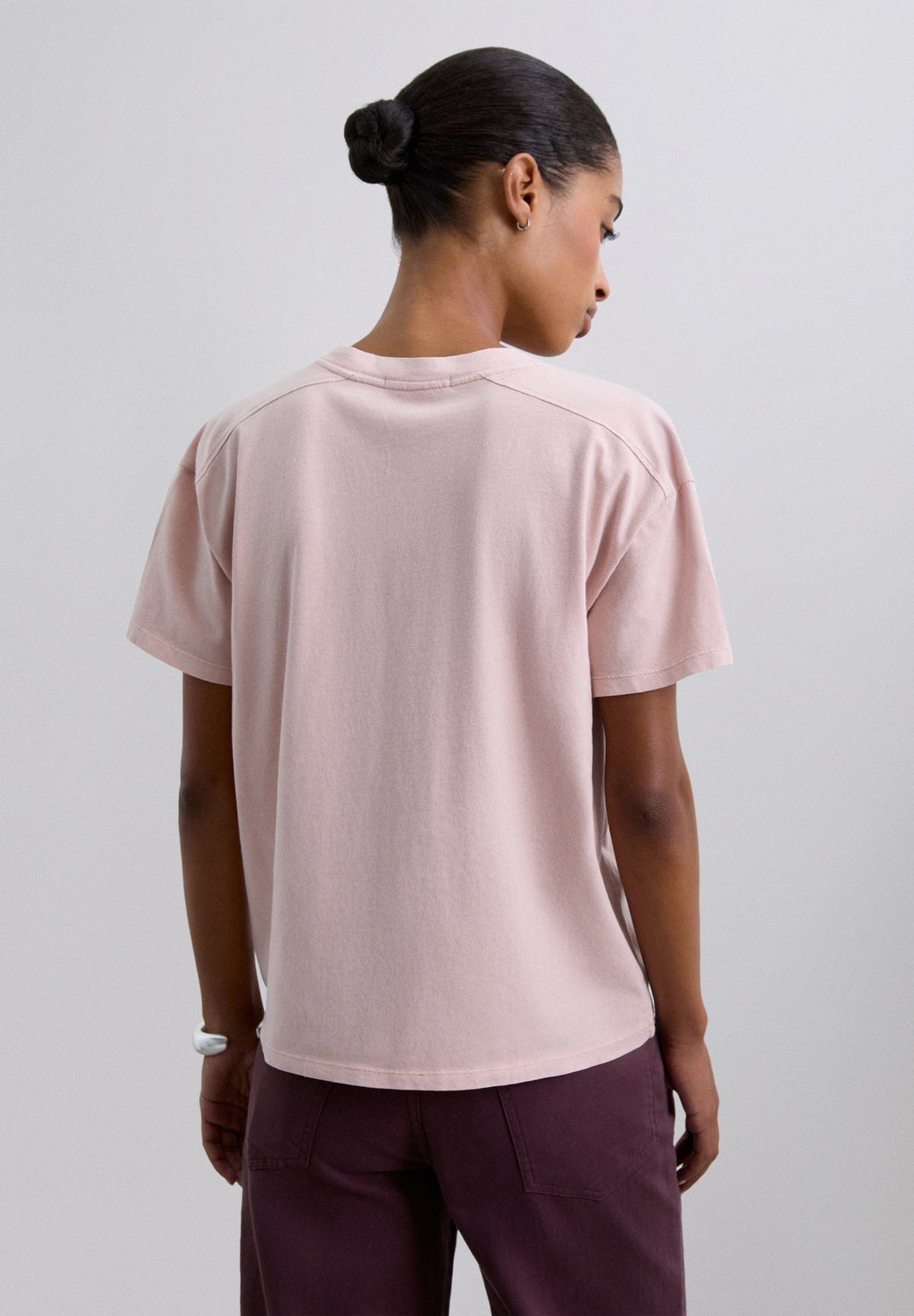 CAMISETA BÁSICA CUELLO PICO - Scalpers