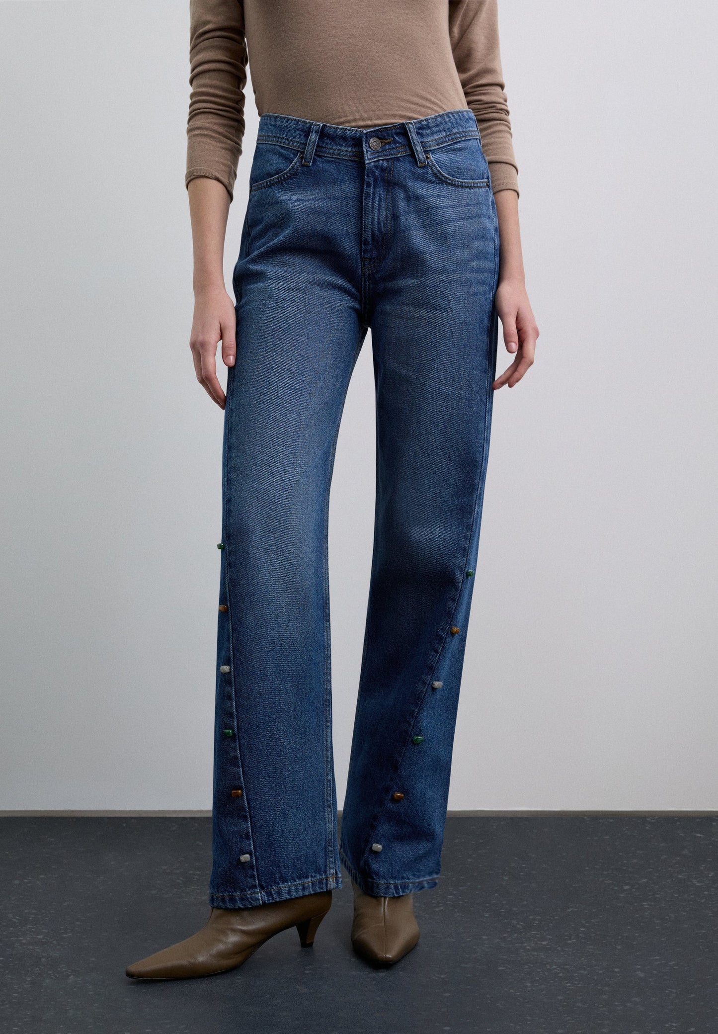 HIGH-WAISTED JEANS WITH APPLIQUÉS