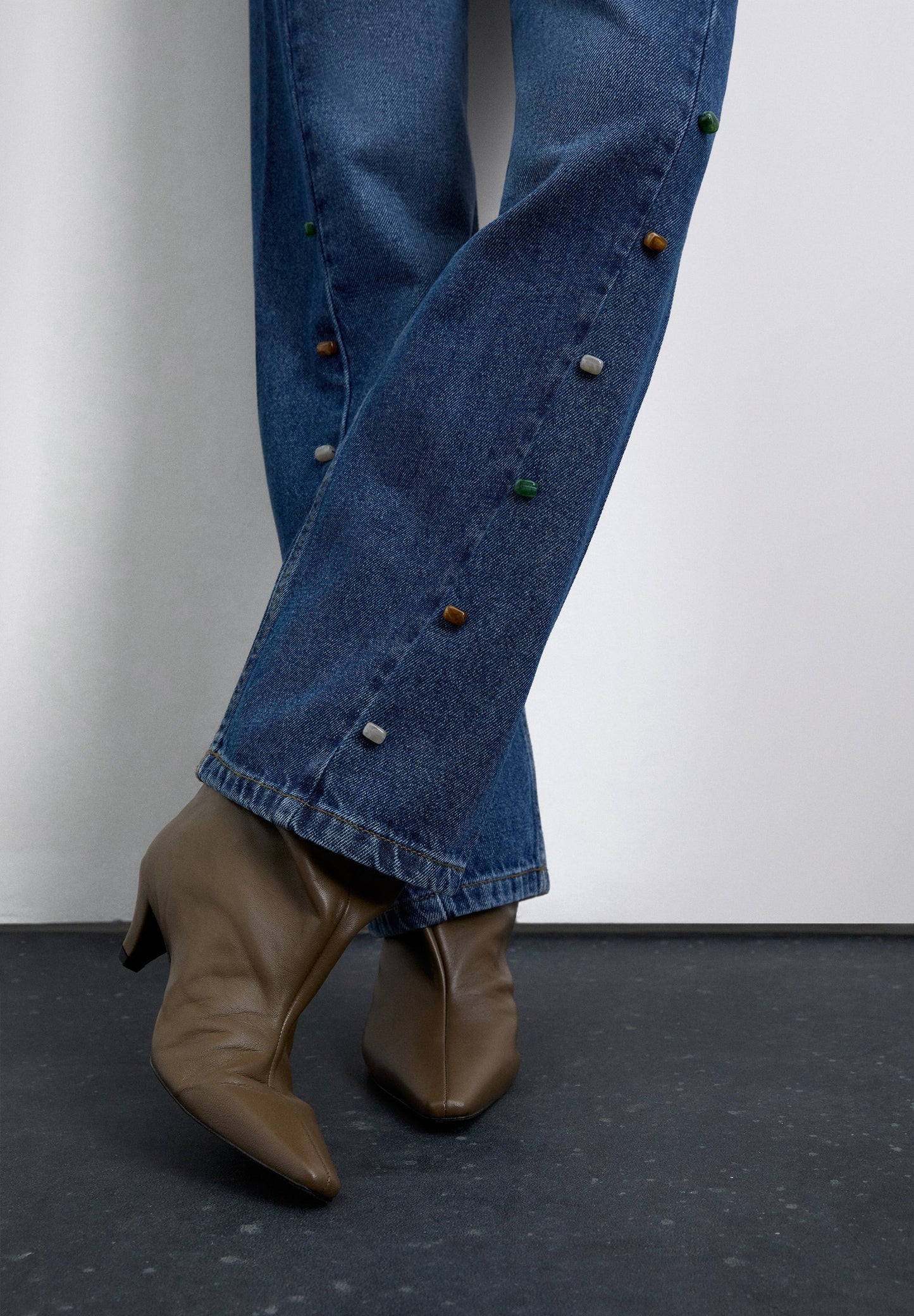 HIGH-WAISTED JEANS WITH APPLIQUÉS