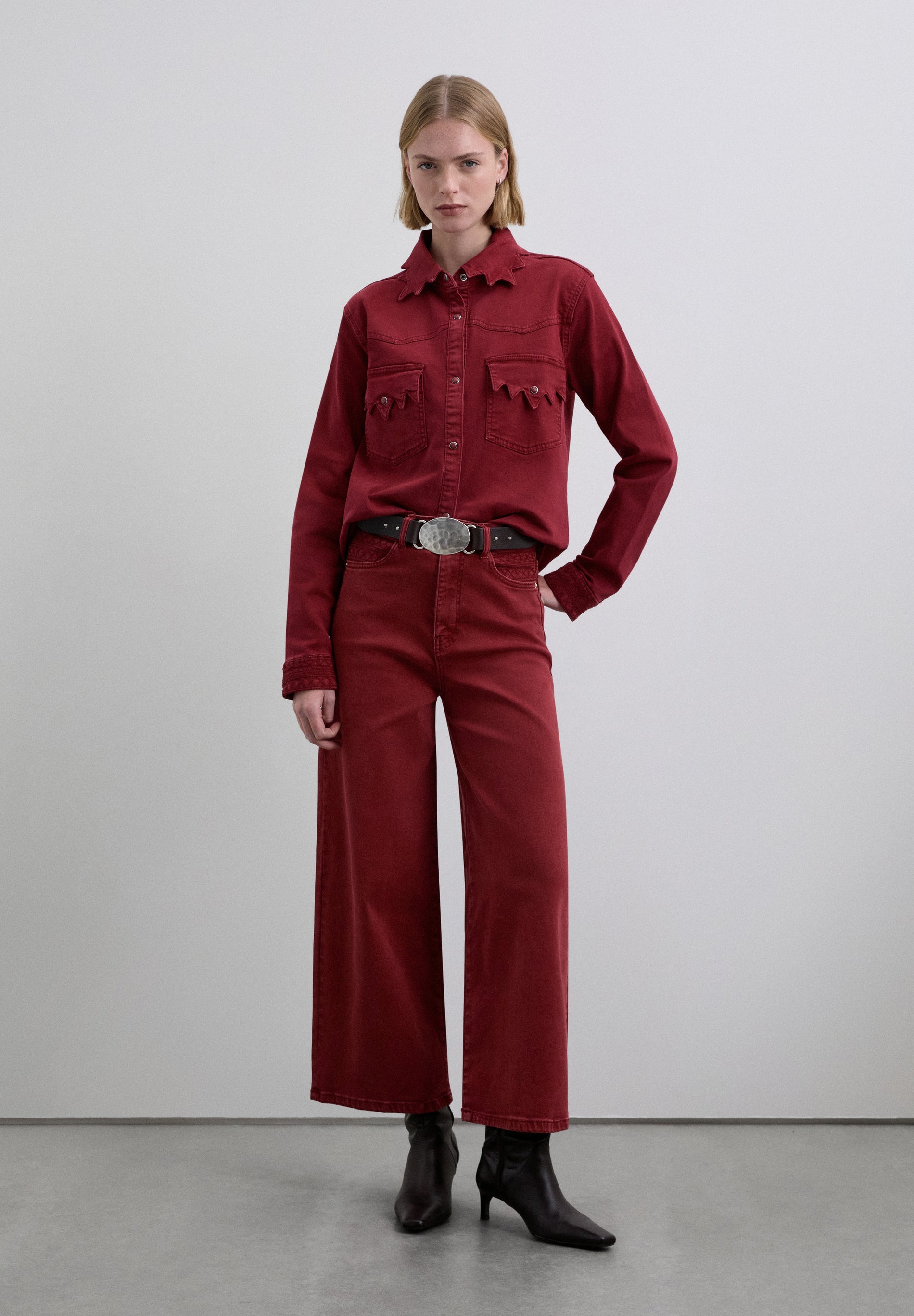 HIGH-RISE TROUSERS WITH STITCHING DETAIL