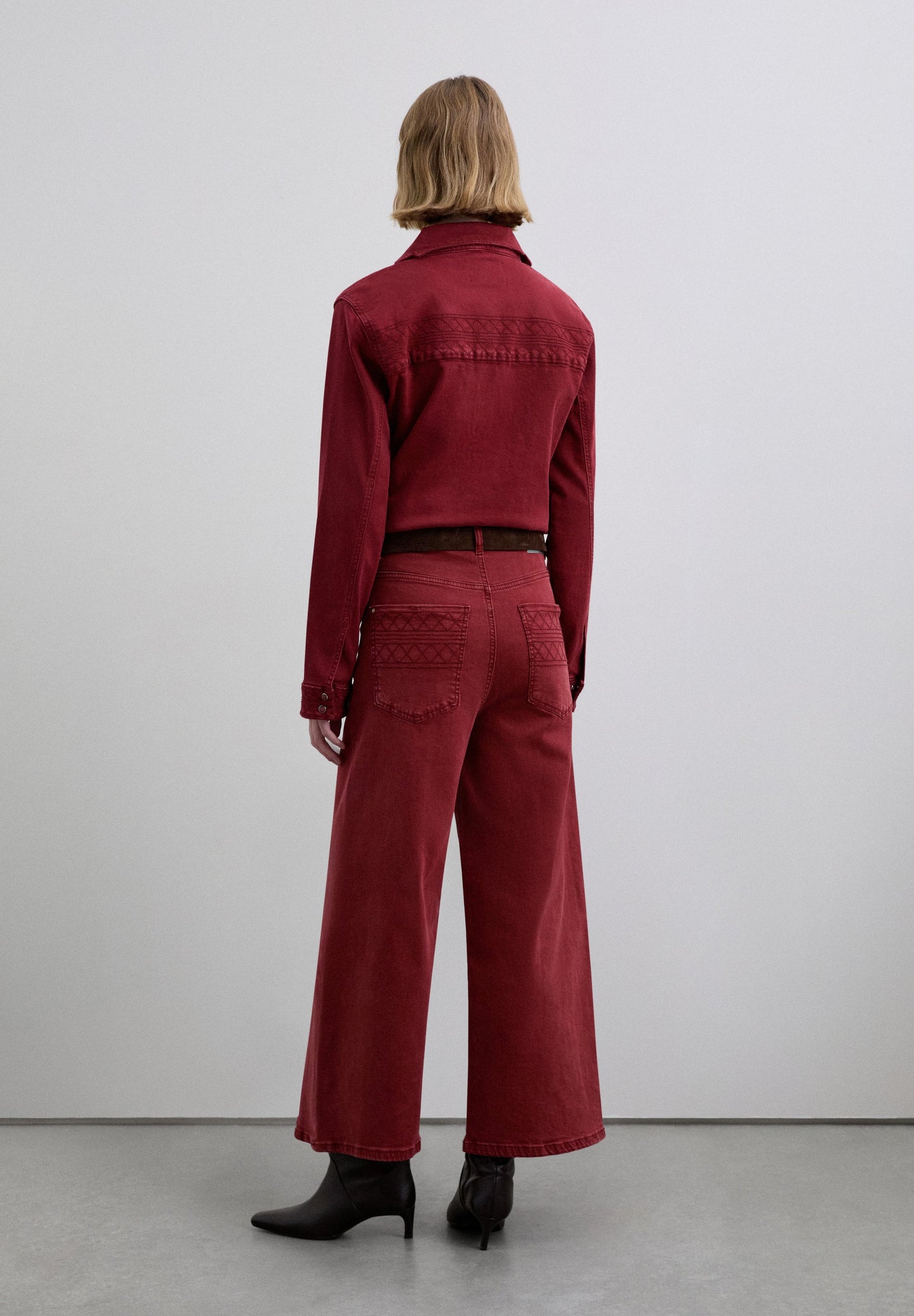 HIGH-RISE TROUSERS WITH STITCHING DETAIL