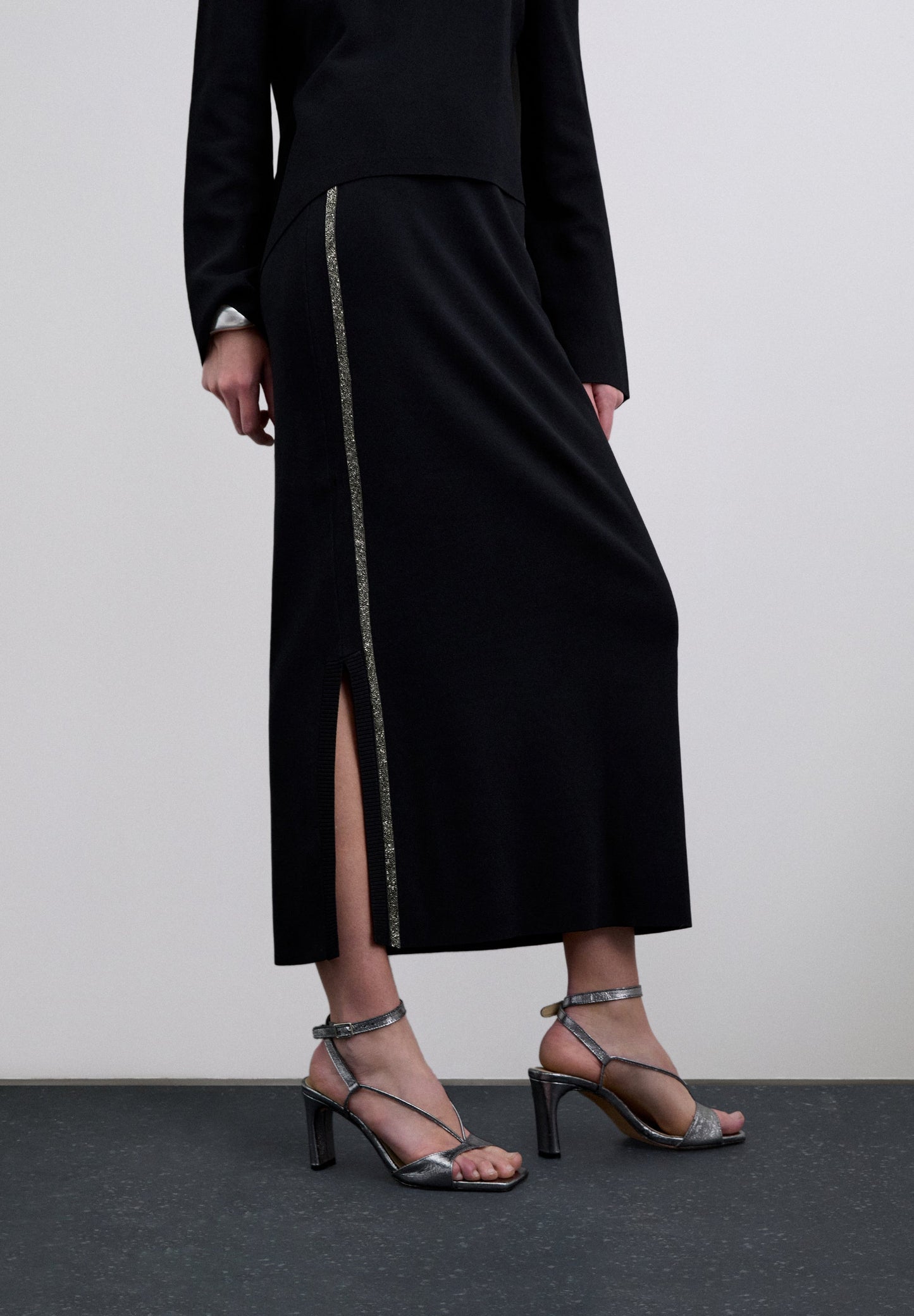 KNIT SKIRT WITH STUDS AND SLIT