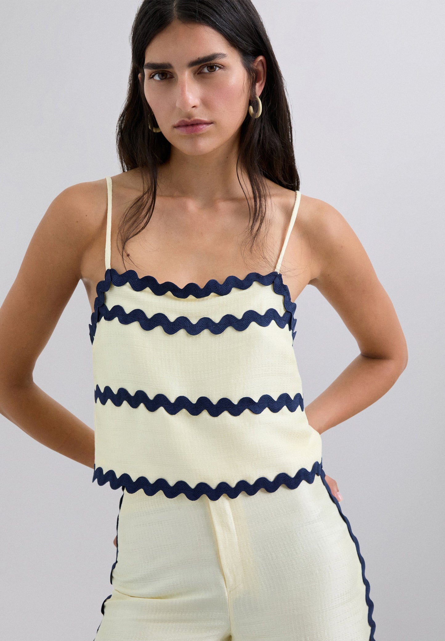 CONTRAST SCALLOPED TOP