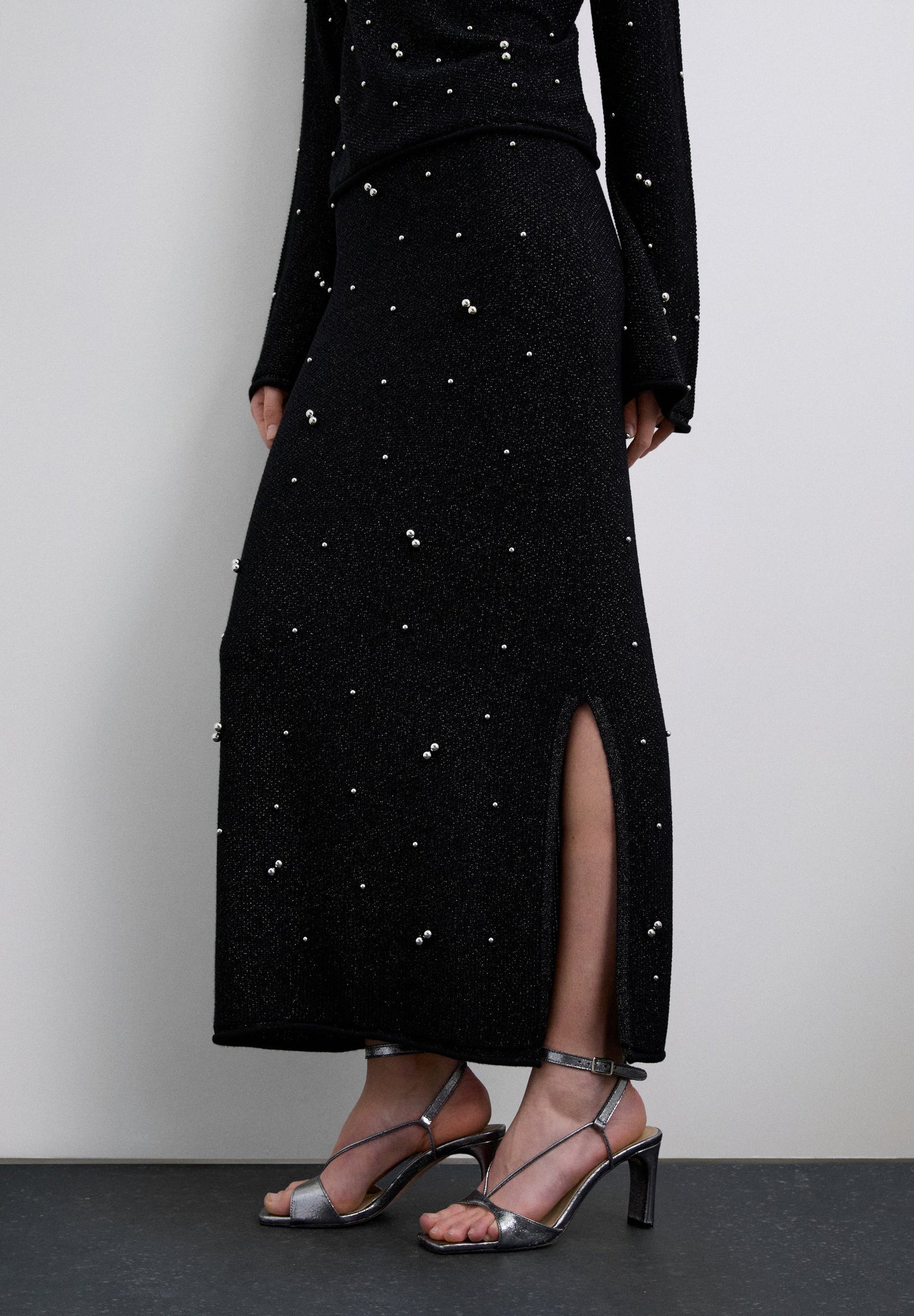 KNIT SKIRT WITH PEARL DETAILS