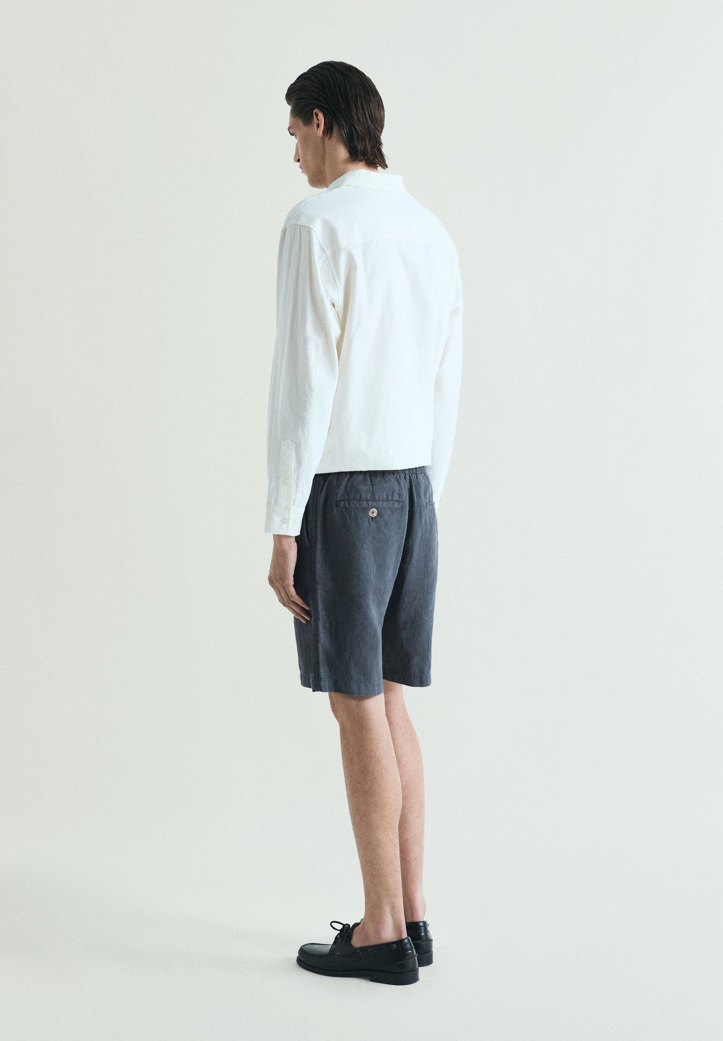 LINEN BERMUDA SHORTS WITH VISIBLE SEAMS