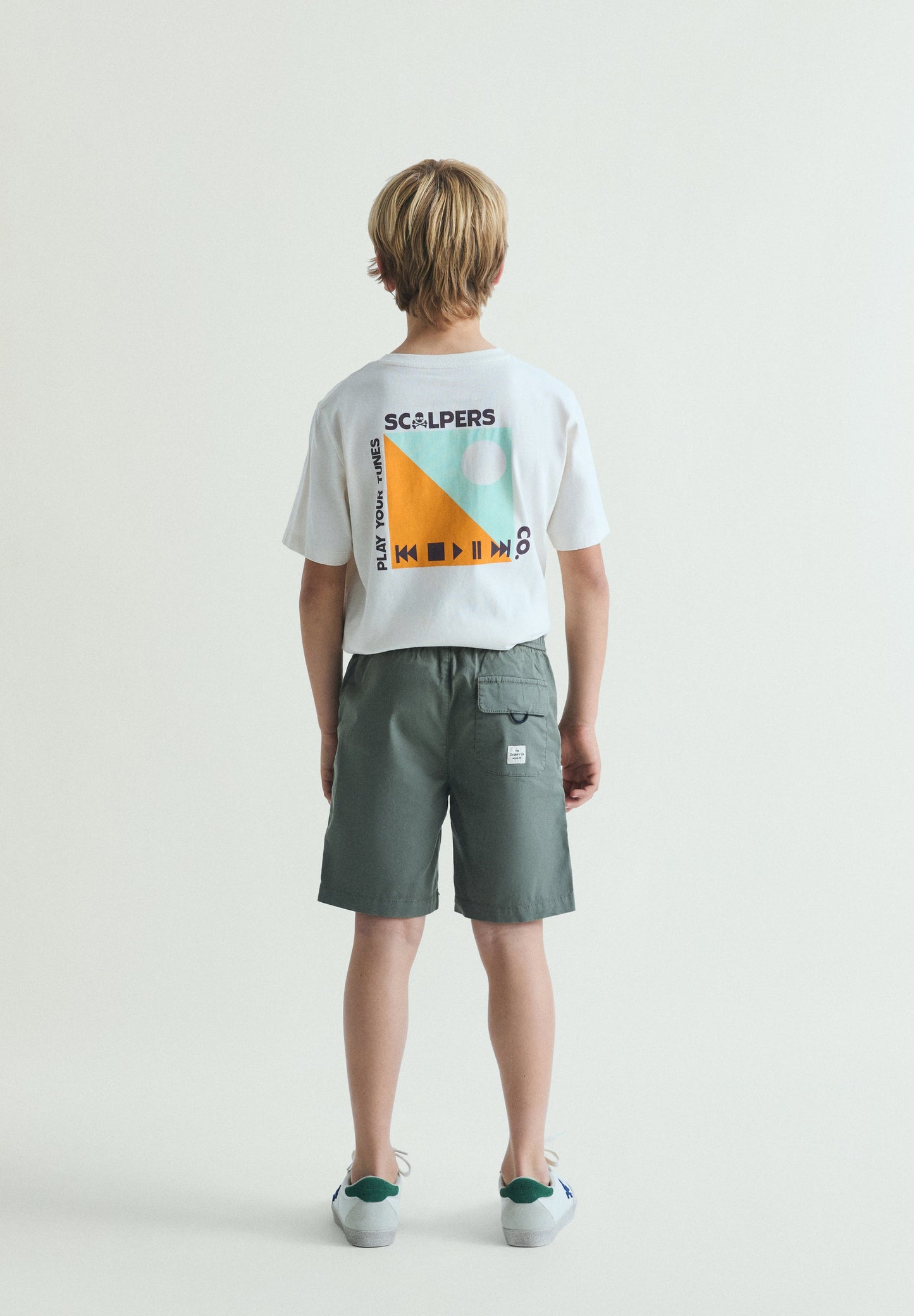 BERUMDA SHORTS WITH BACK POCKET