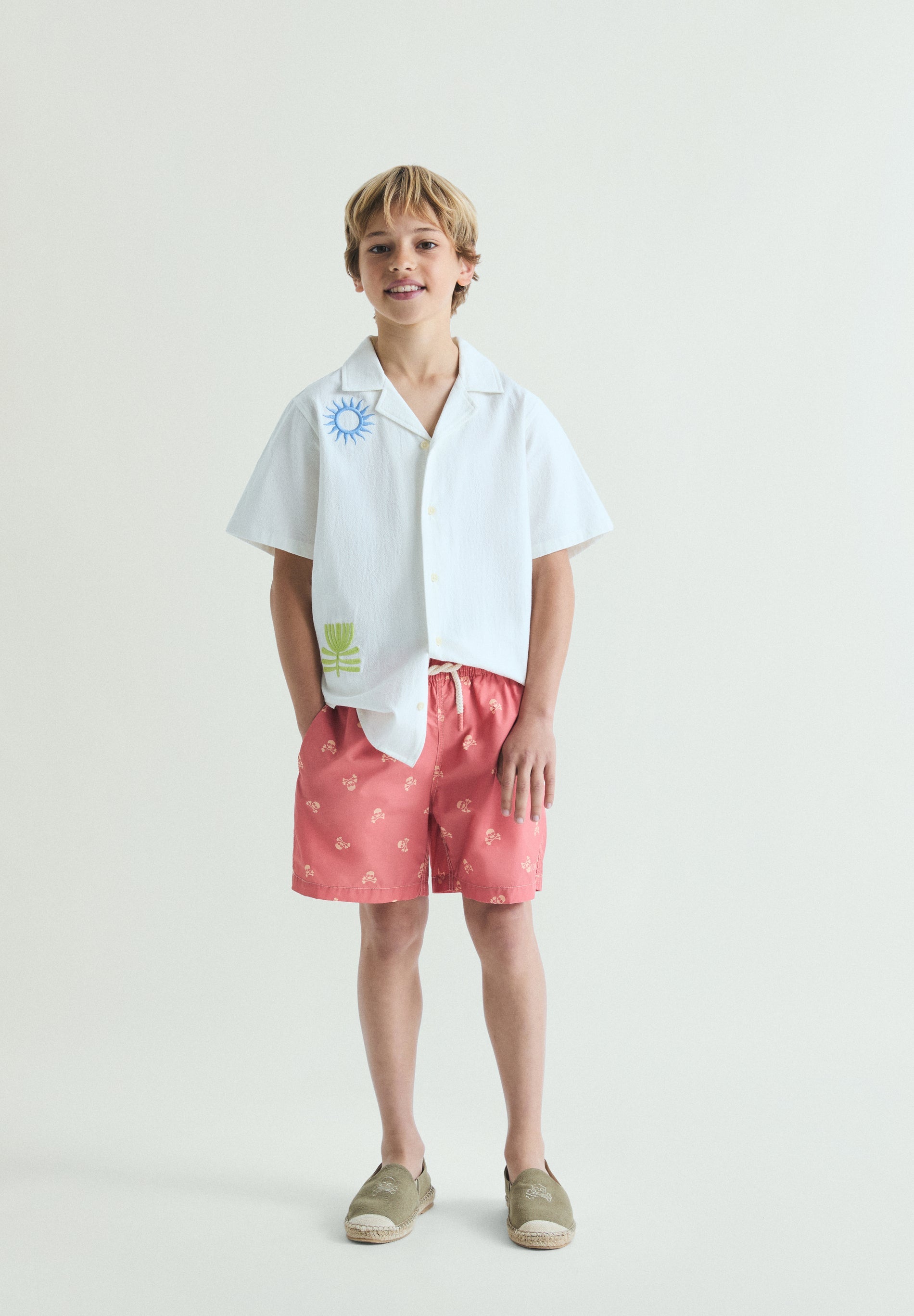 CONTRAST SKULL SWIMMING TRUNKS