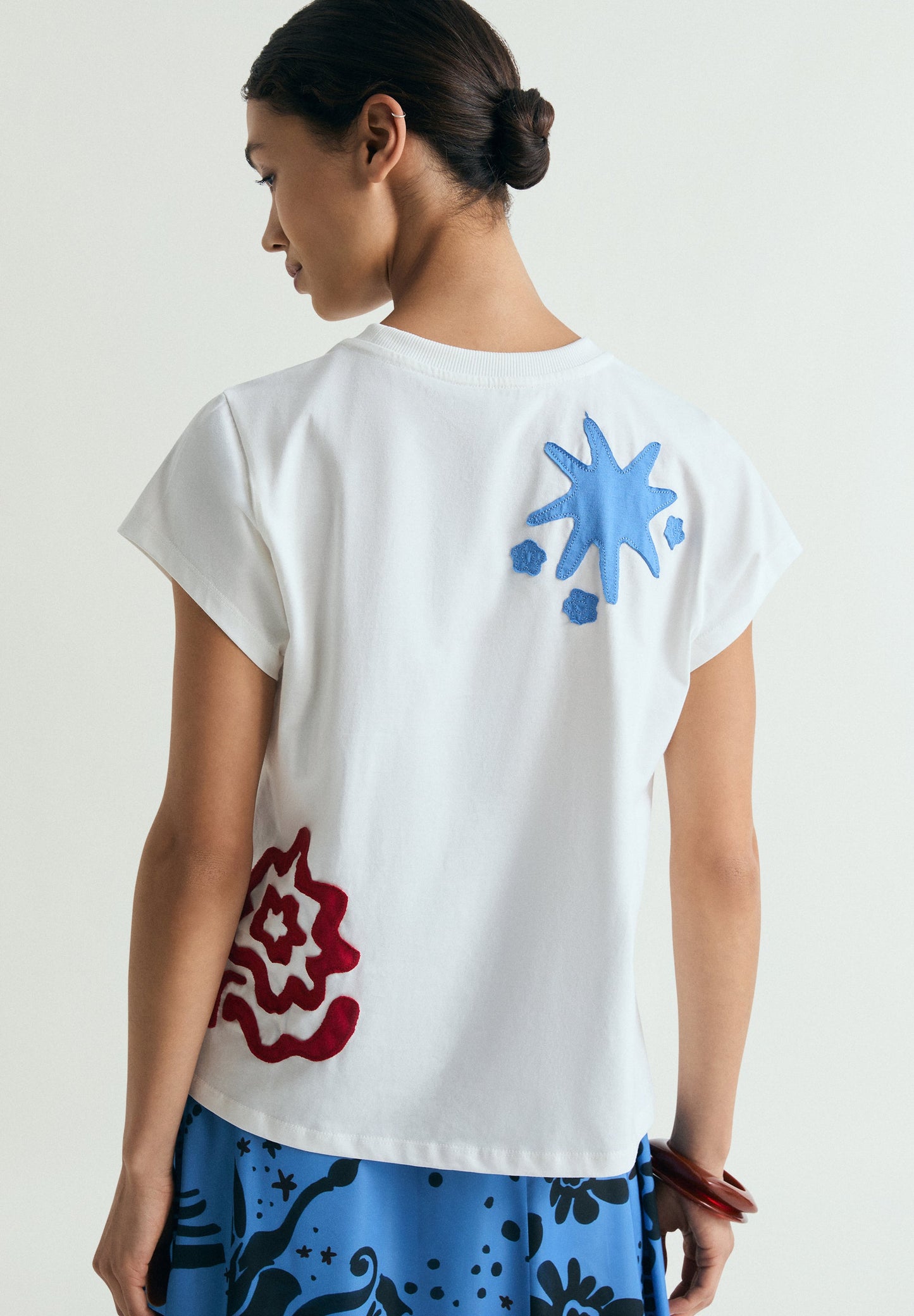 EMBROIDERED PATCH T-SHIRT