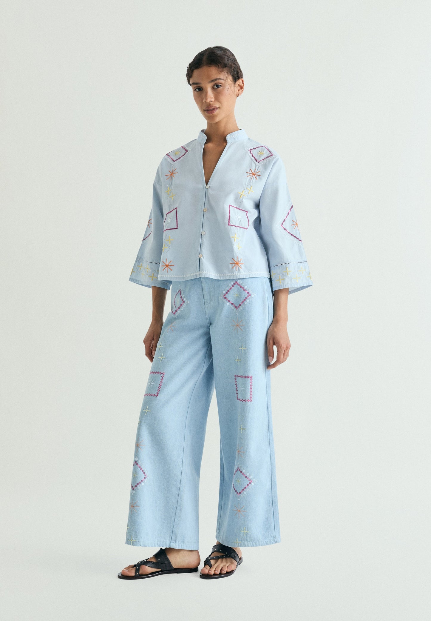 EMBROIDERED WIDE LEG JEANS