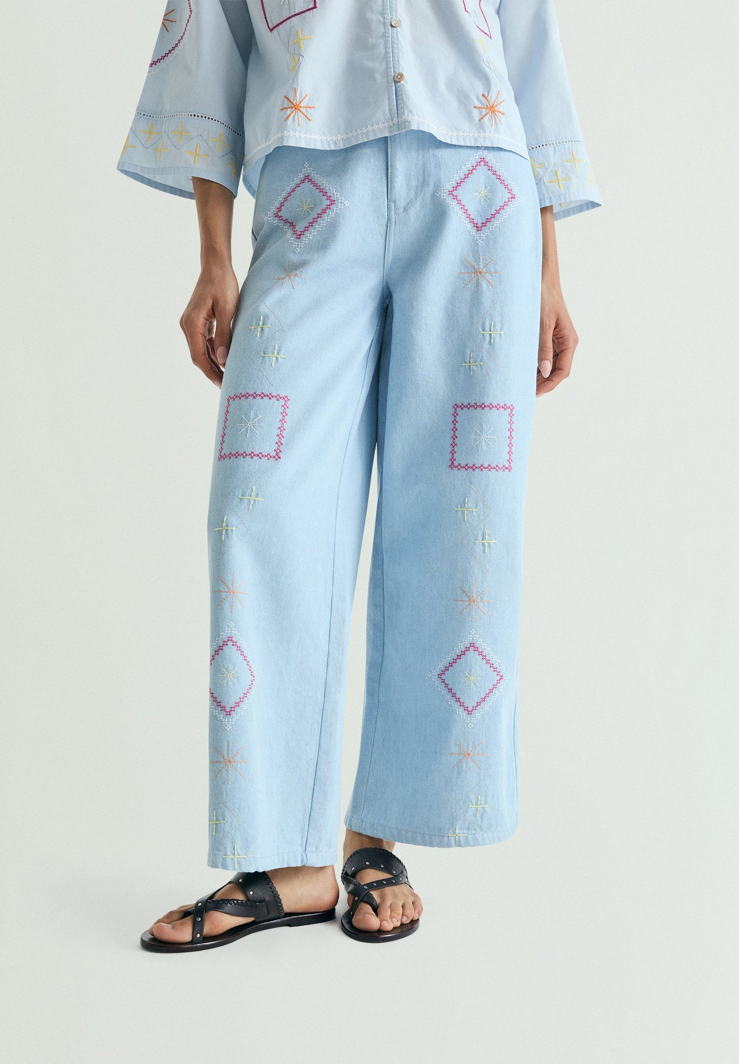 EMBROIDERED WIDE LEG JEANS