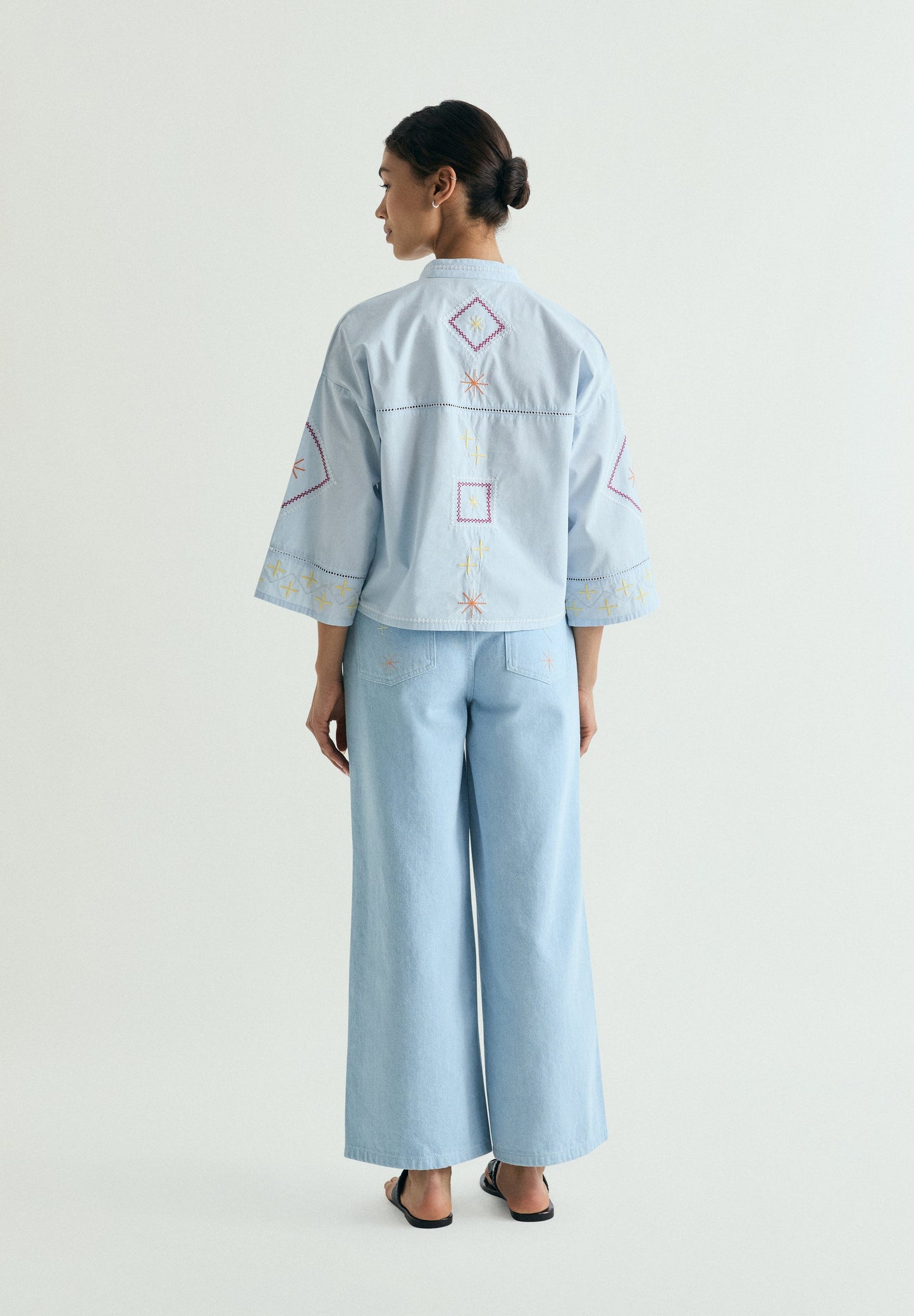 EMBROIDERED WIDE LEG JEANS