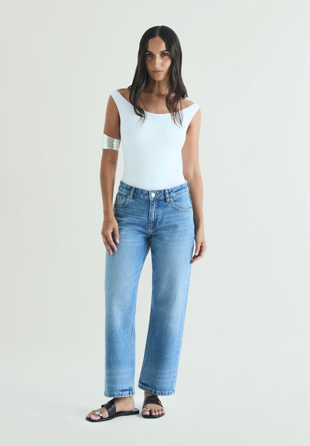LOW-RISE STRAIGHT JEANS