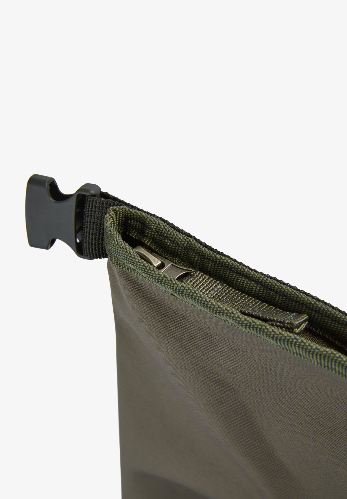 BACKPACK WITH ROLL-UP FASTENING