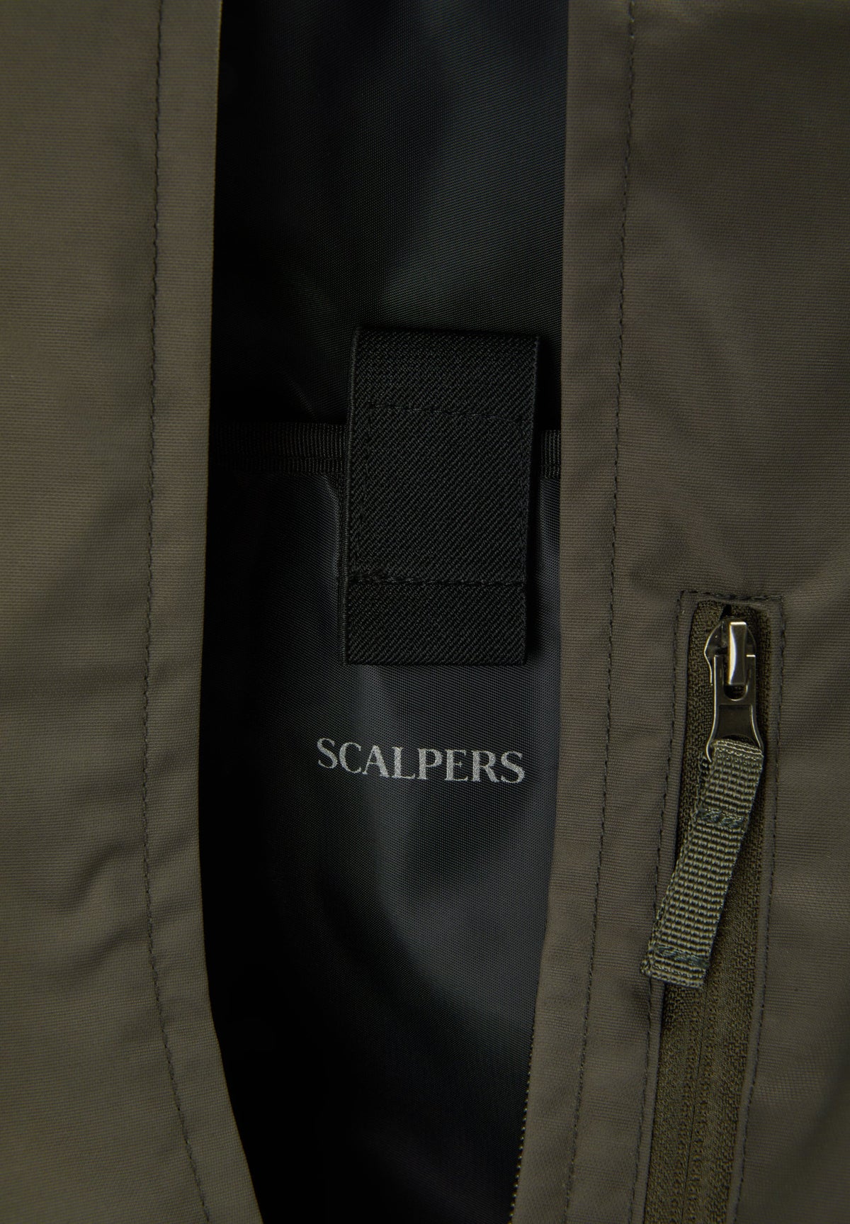 BACKPACK WITH ROLL-UP FASTENING
