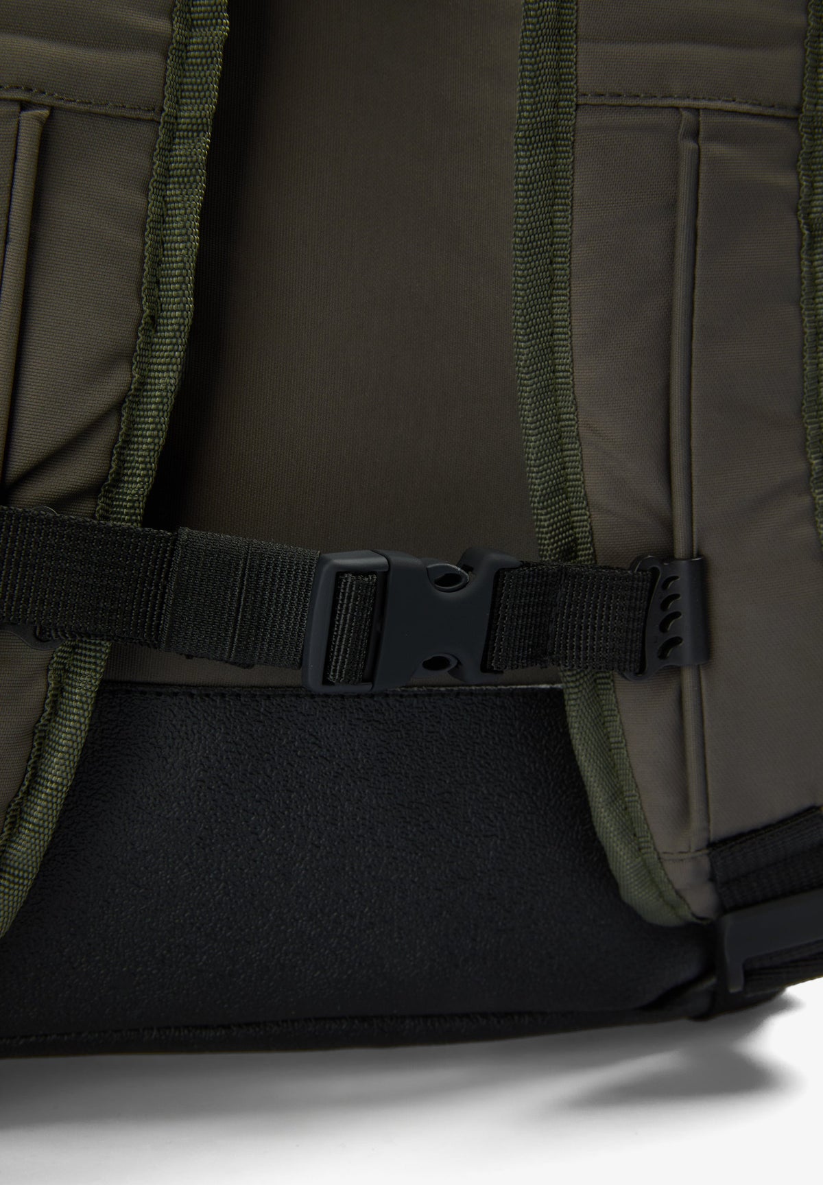BACKPACK WITH ROLL-UP FASTENING
