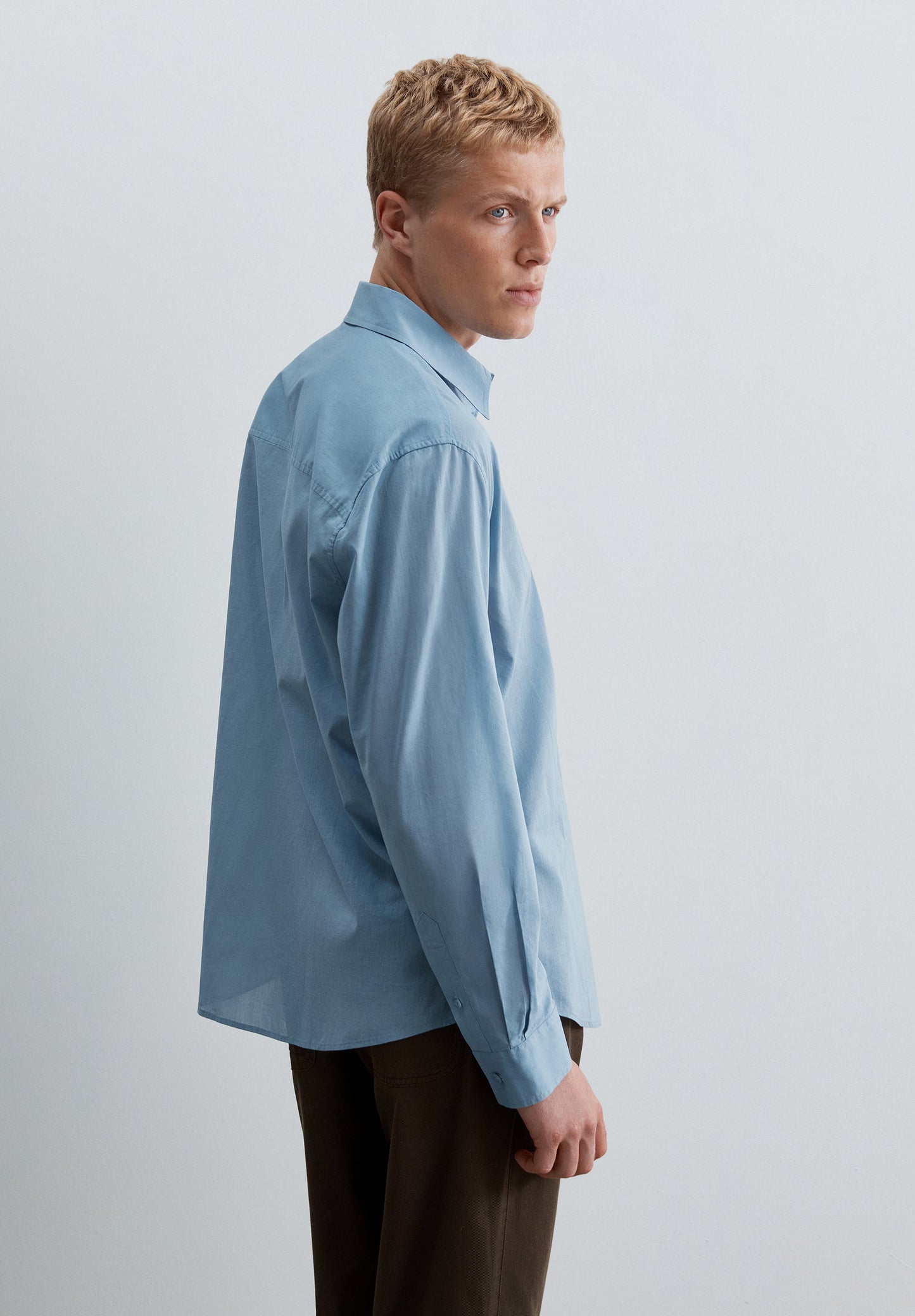 EXTRA-FINE LIGHTWEIGHT COTTON SHIRT
