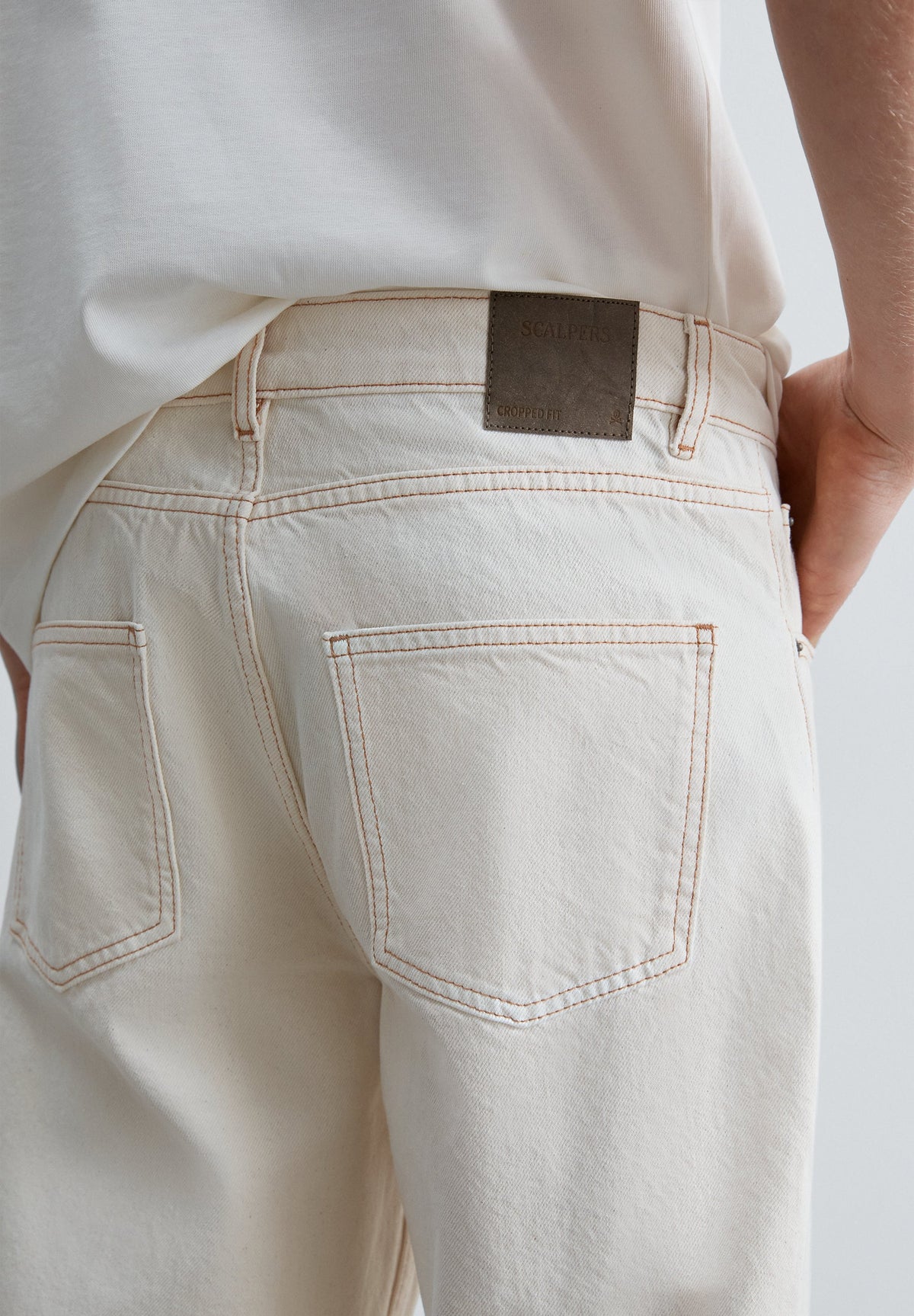 CROPPED FIT JEANS