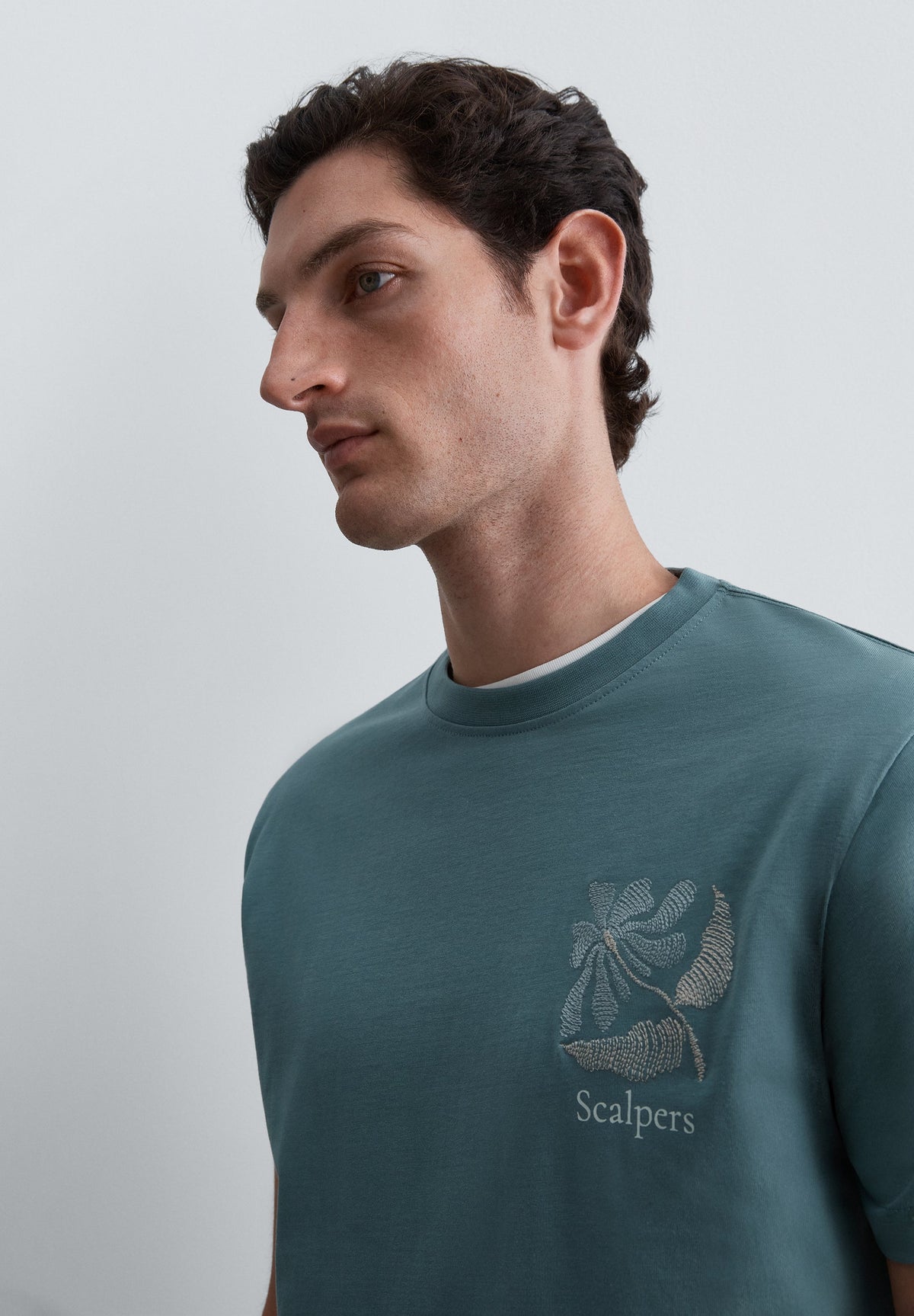 REGULAR FIT EMBROIDERED T-SHIRT