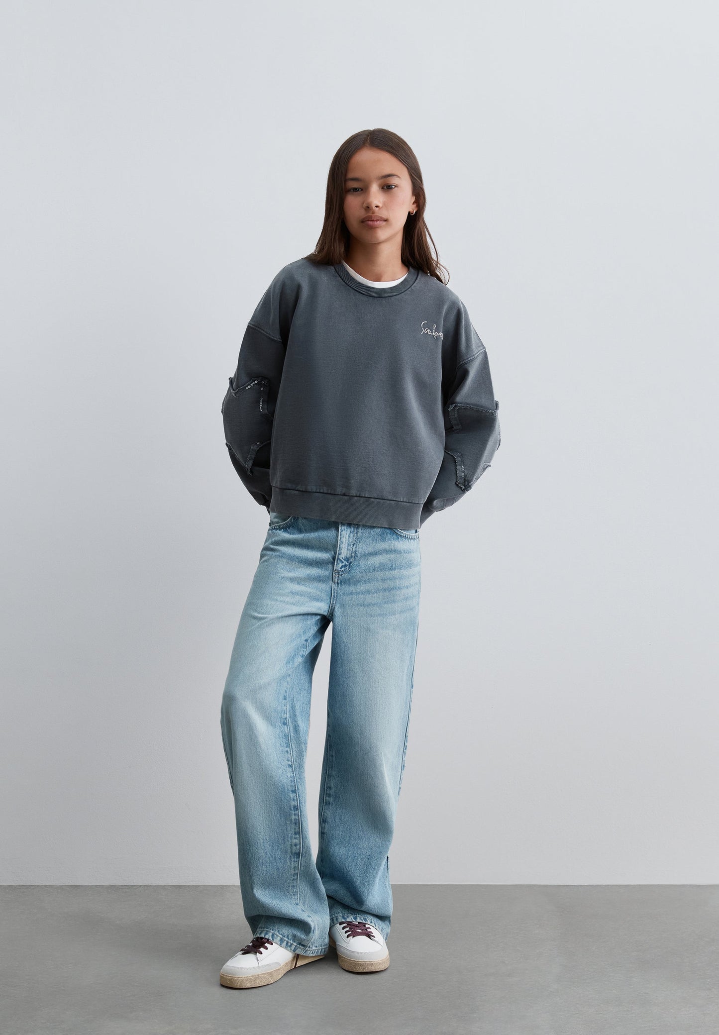 SWEATSHIRT WITH DETAIL ON THE SLEEVE
