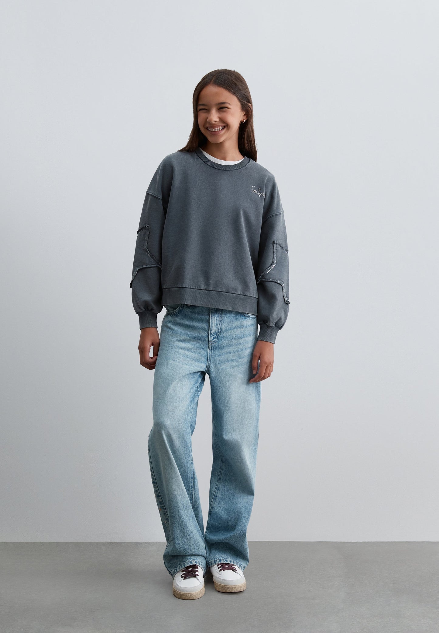 SWEATSHIRT WITH DETAIL ON THE SLEEVE