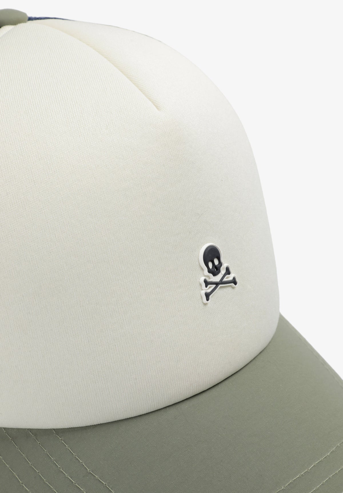 TRUCKER CAP WITH SKULL
