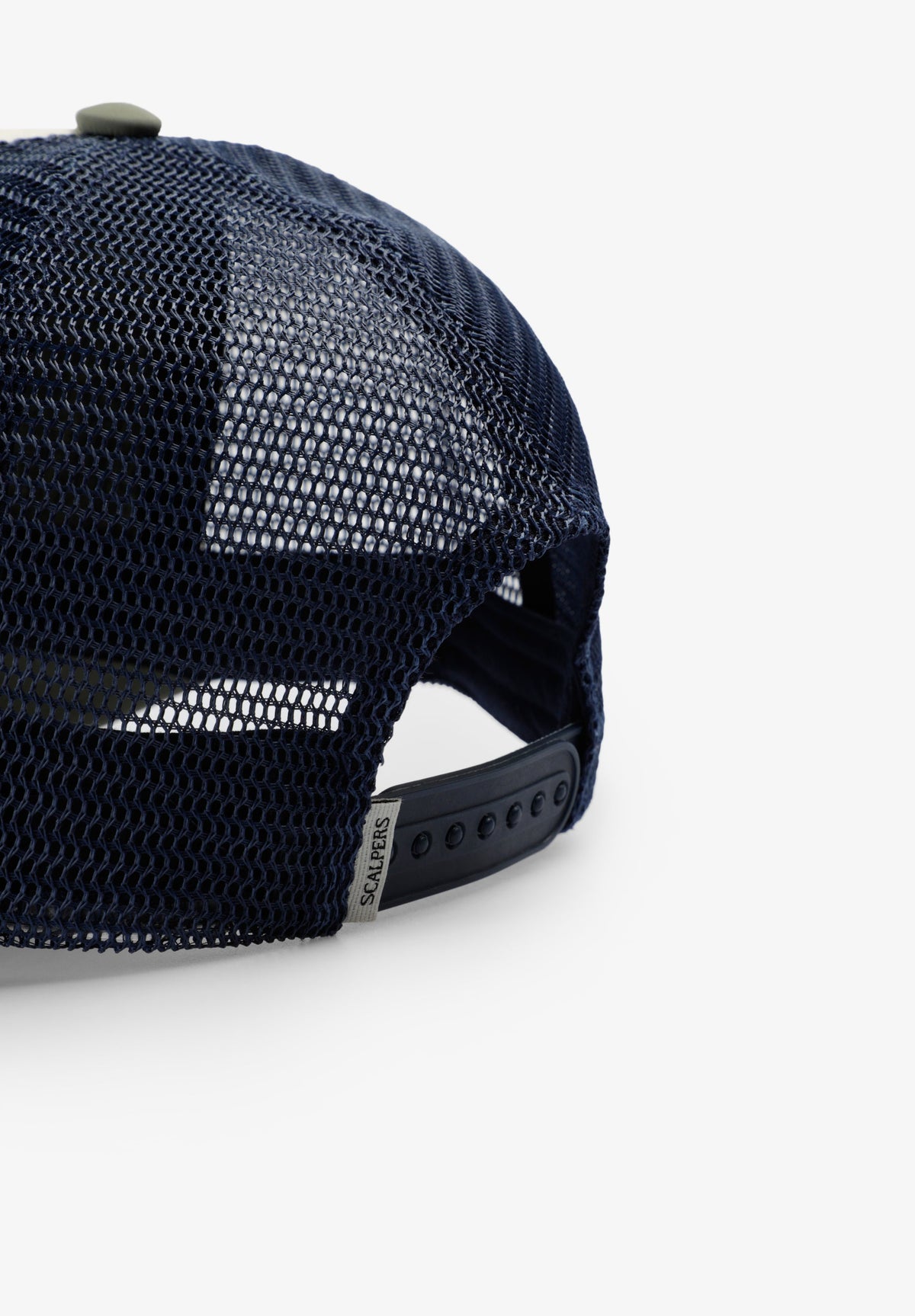 TRUCKER CAP WITH SKULL