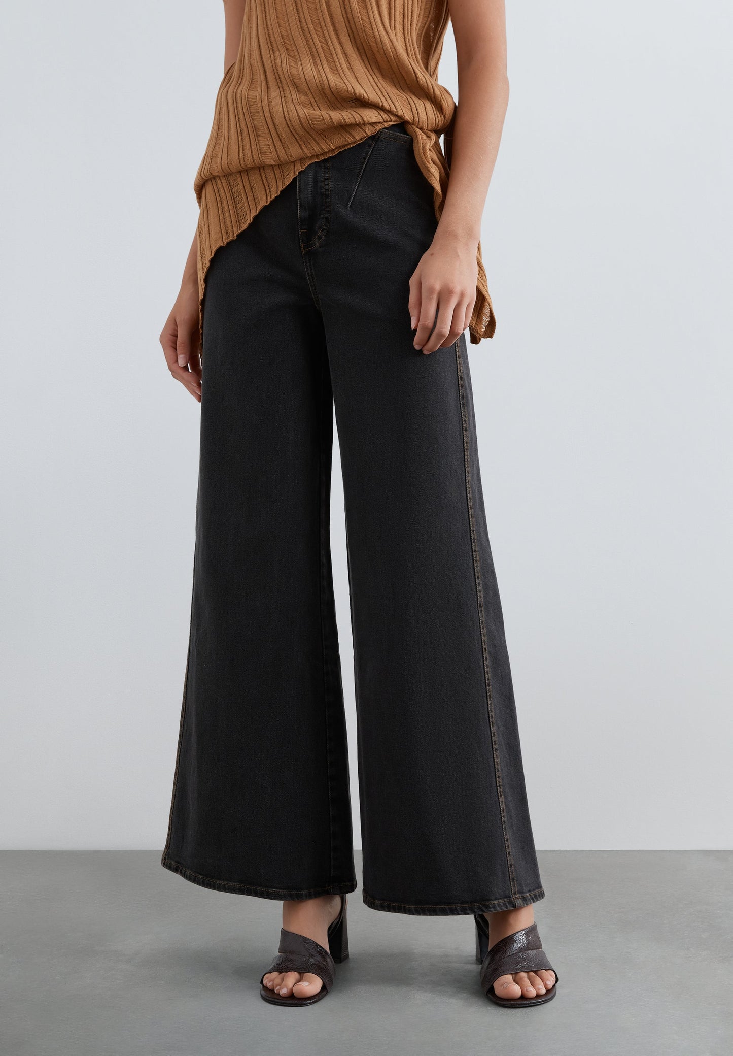 HIGH WAIST WIDE-LEG JEANS