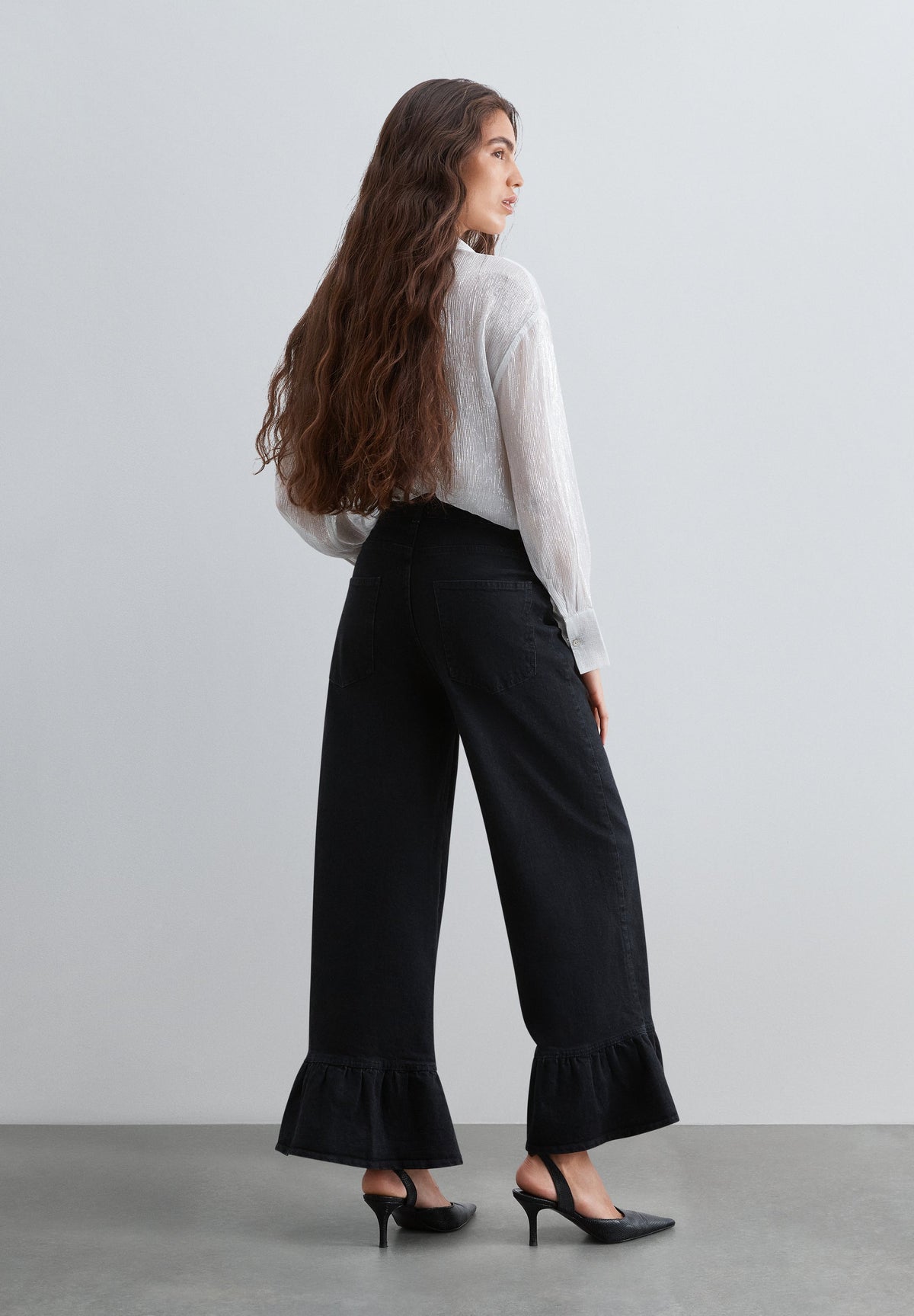 JEANS WITH RUFFLE DETAIL