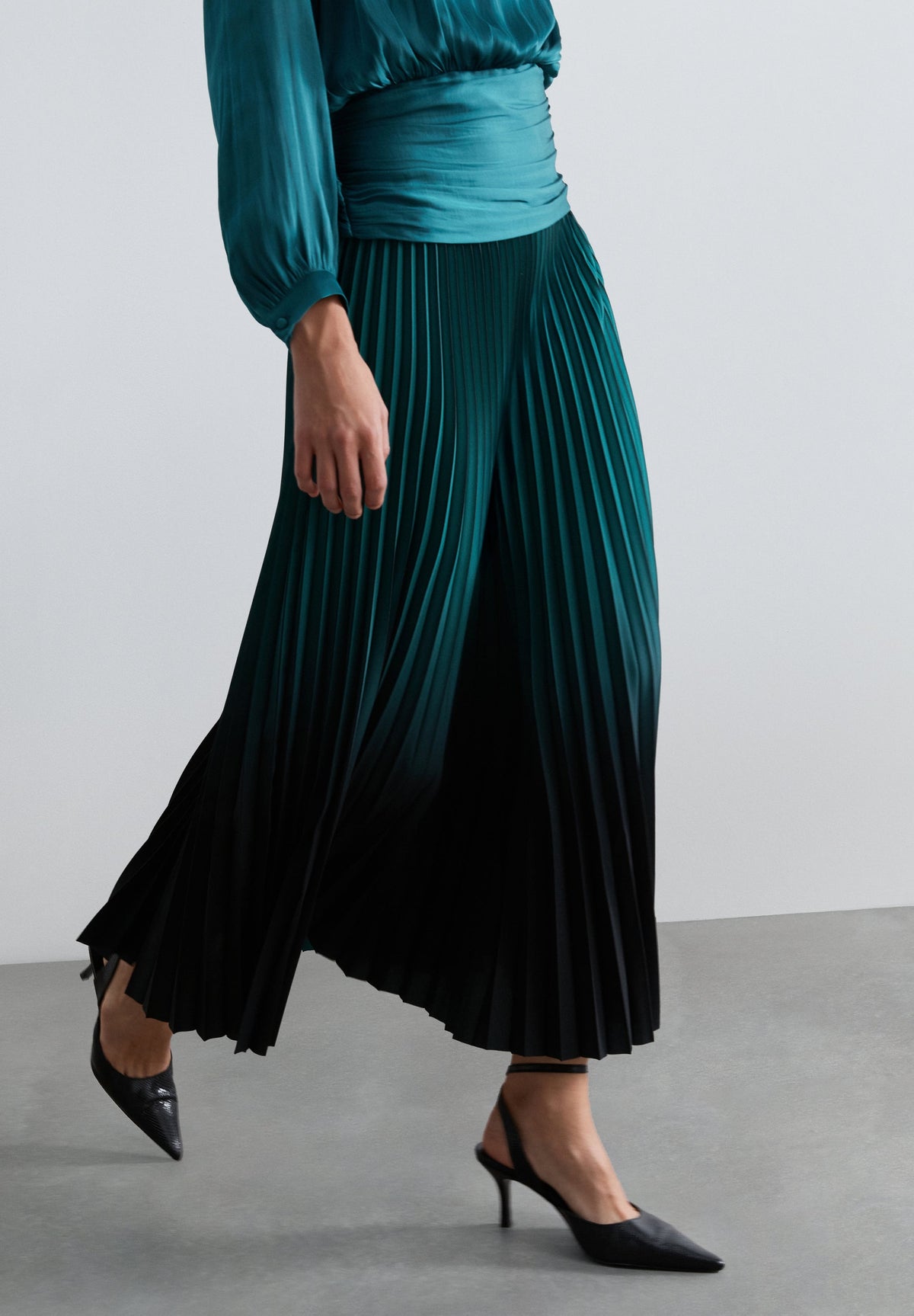 PLEATED MIDI SKIRT
