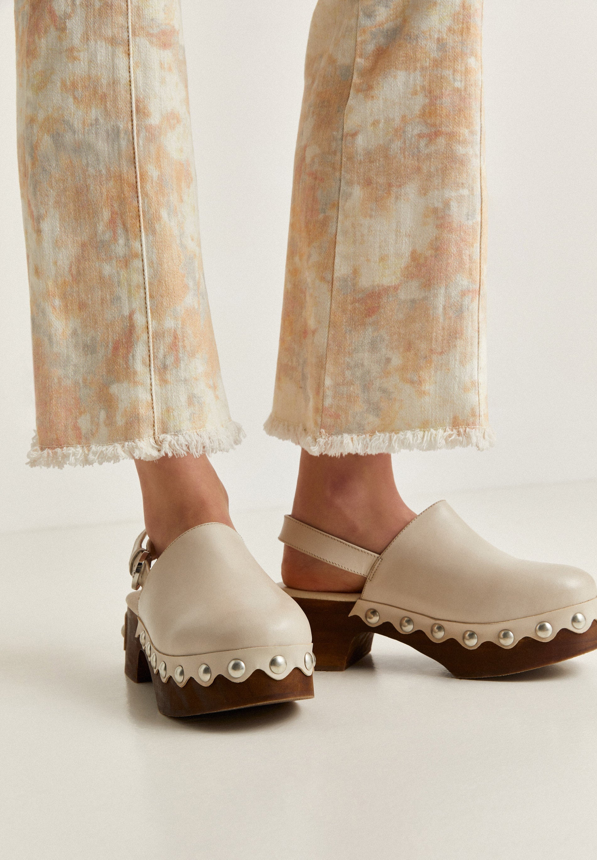 LEATHER CLOGS WITH STUDS