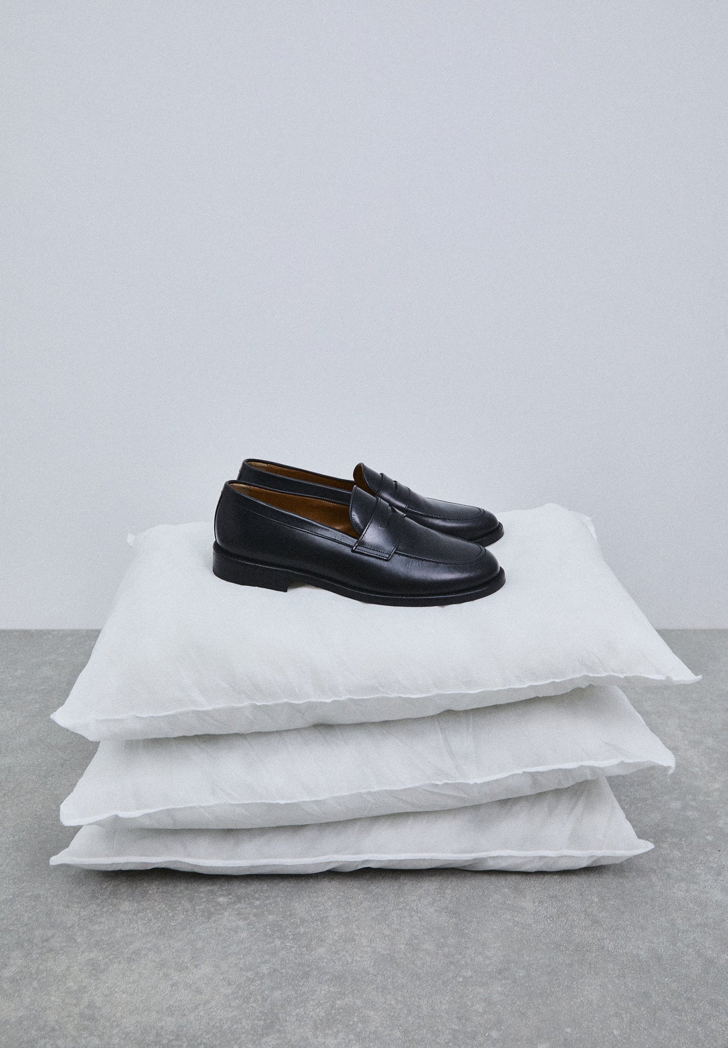 LEATHER LOAFERS WITH APRON