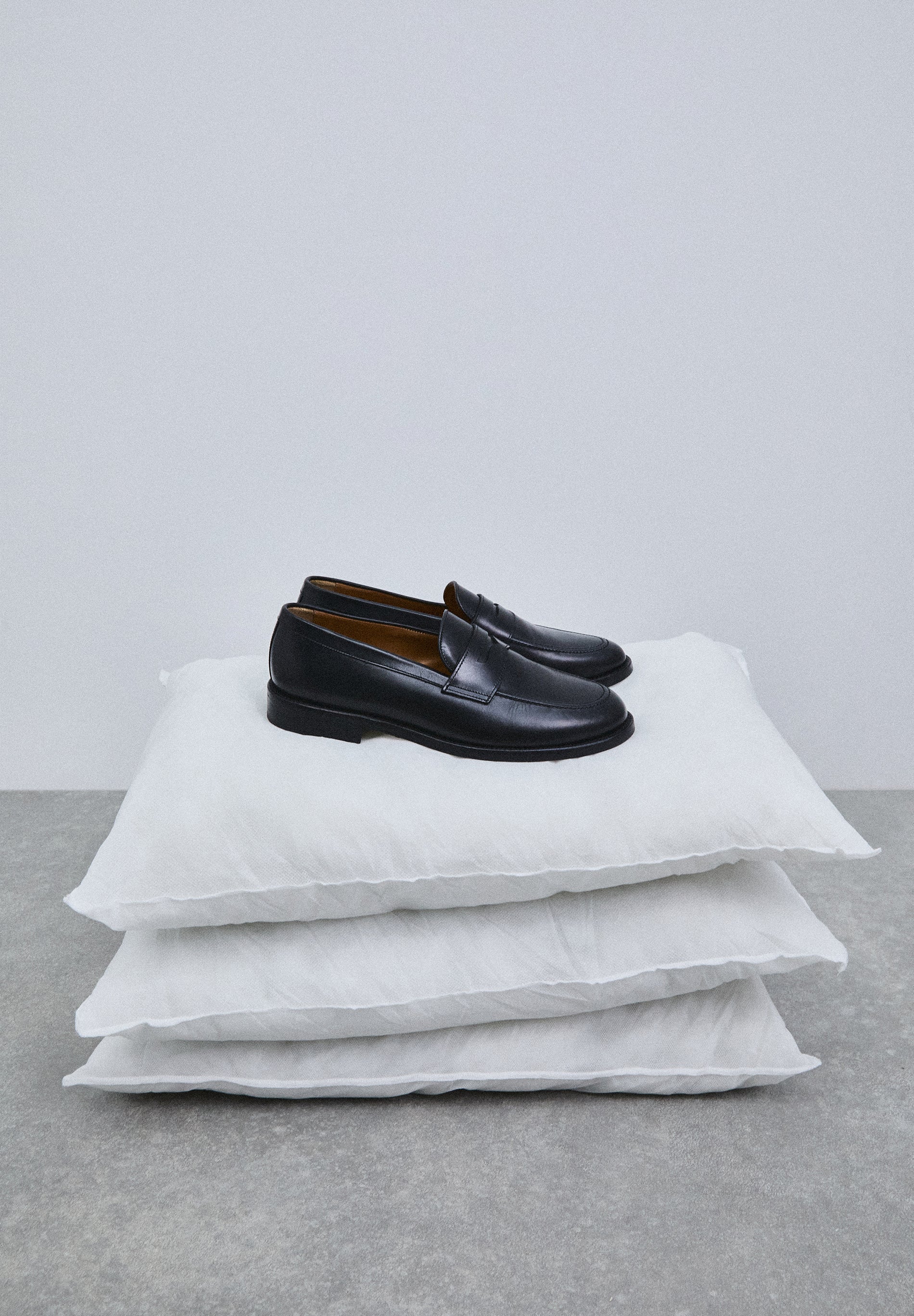 LEATHER LOAFERS WITH APRON