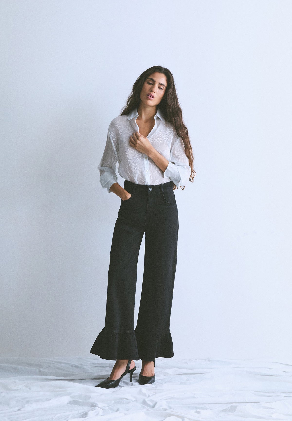 JEANS WITH RUFFLE DETAIL