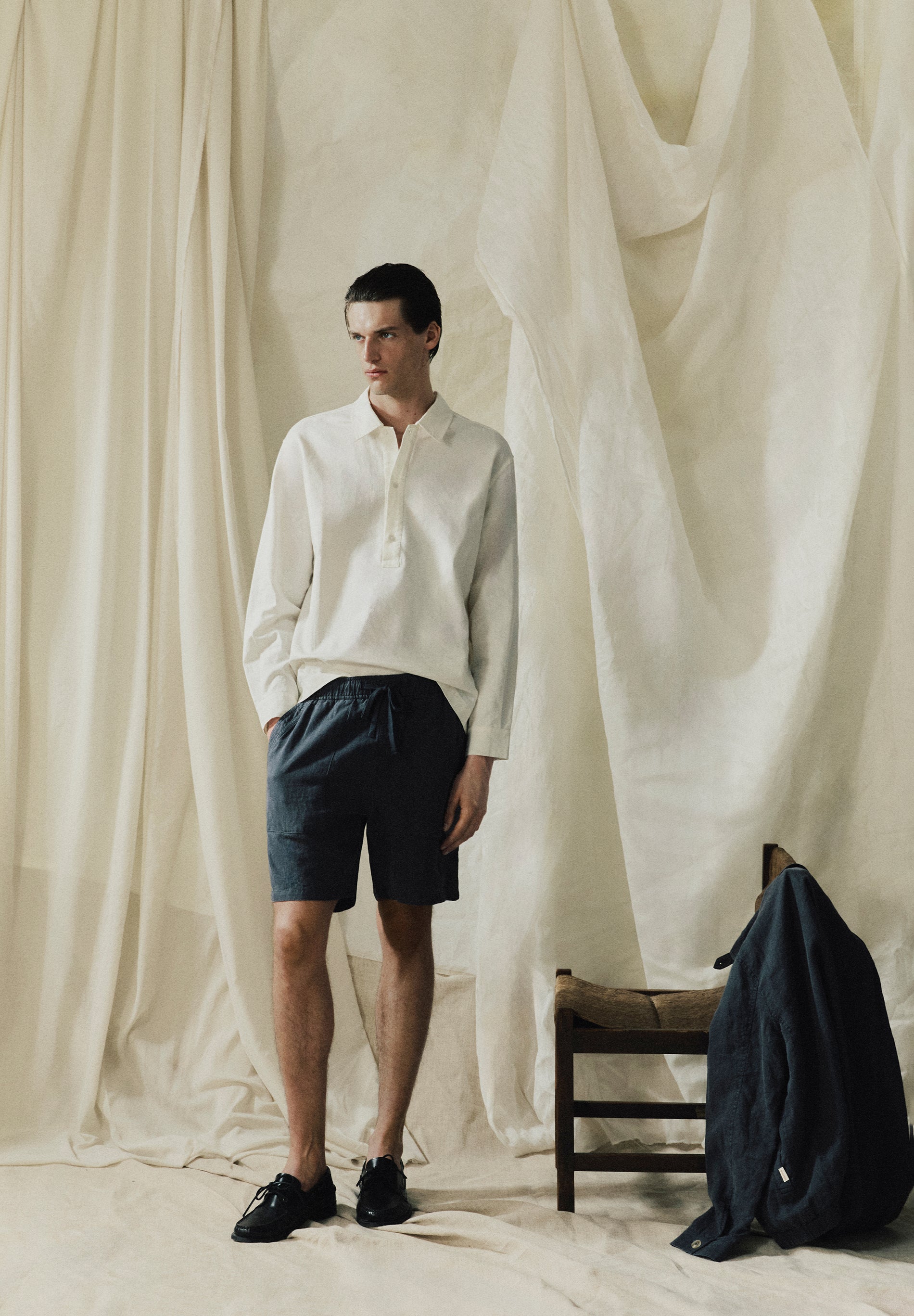 LINEN BERMUDA SHORTS WITH VISIBLE SEAMS